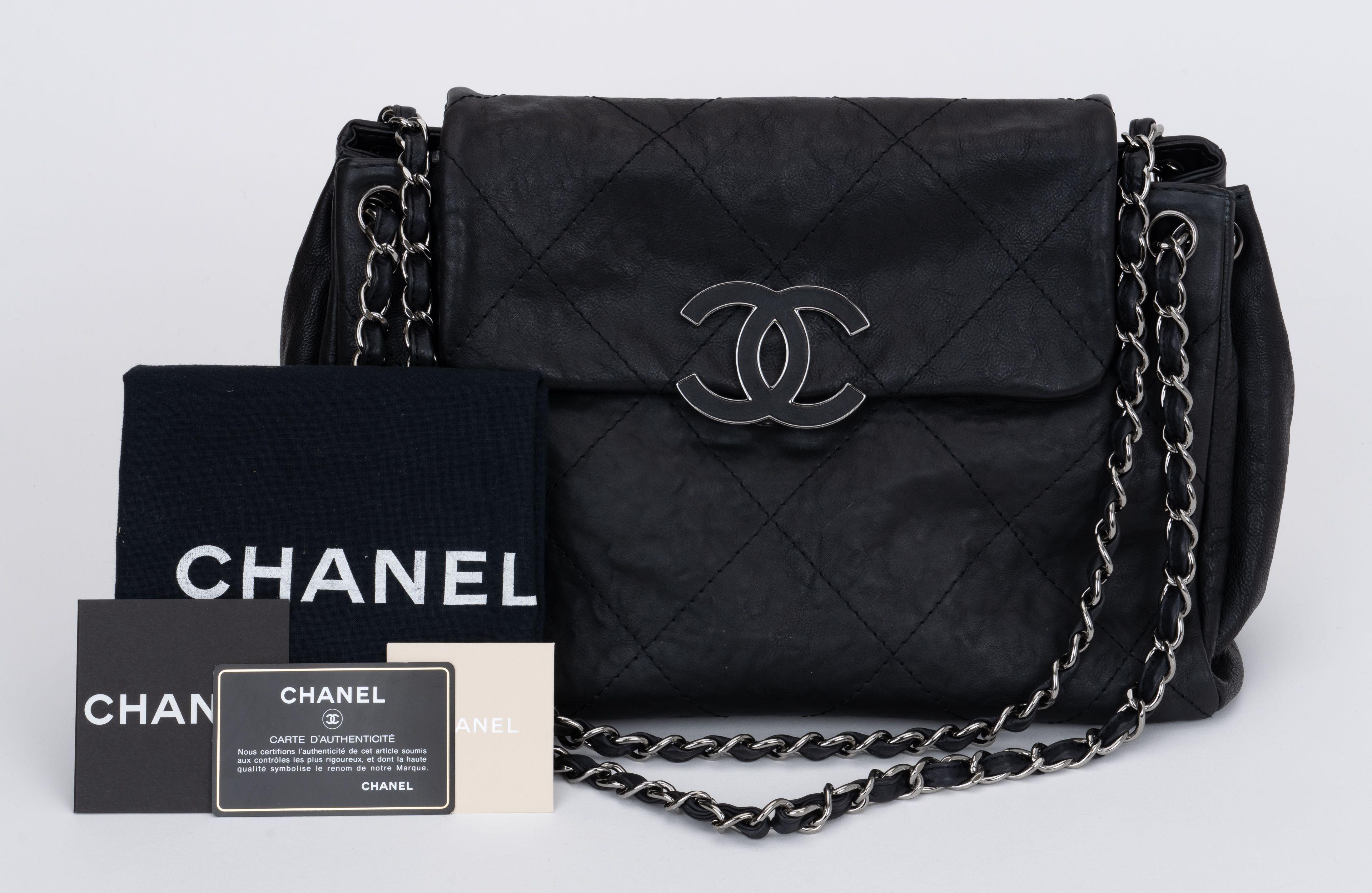 Chanel Black Flat Quilted Shoulder Bag For Sale 4