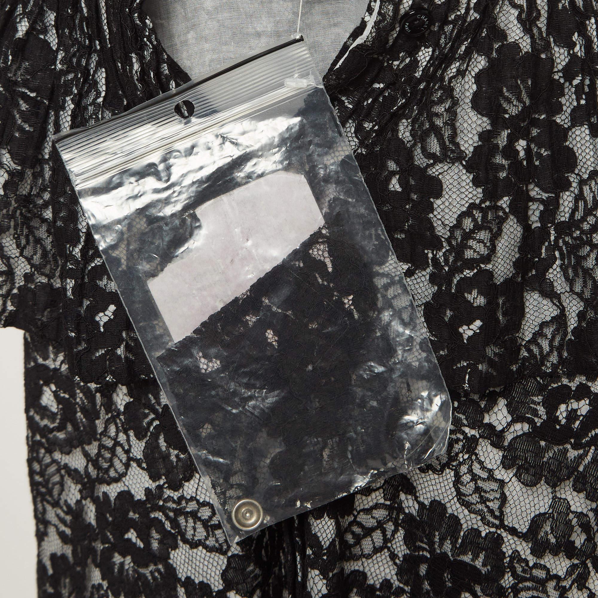 Chanel Mini Vestido Negro de Encaje Floral con Cuello Alto y Volantes L en venta 1
