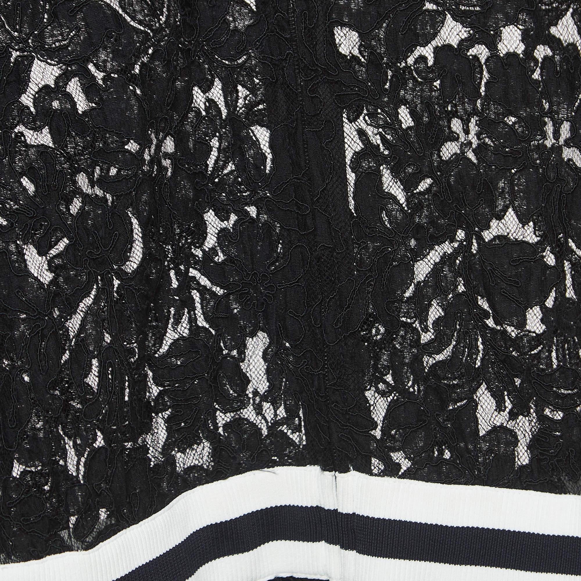 Chanel Vestido negro de encaje floral con cremallera S en Bueno estado para la venta en Dubai, Al Qouz 2