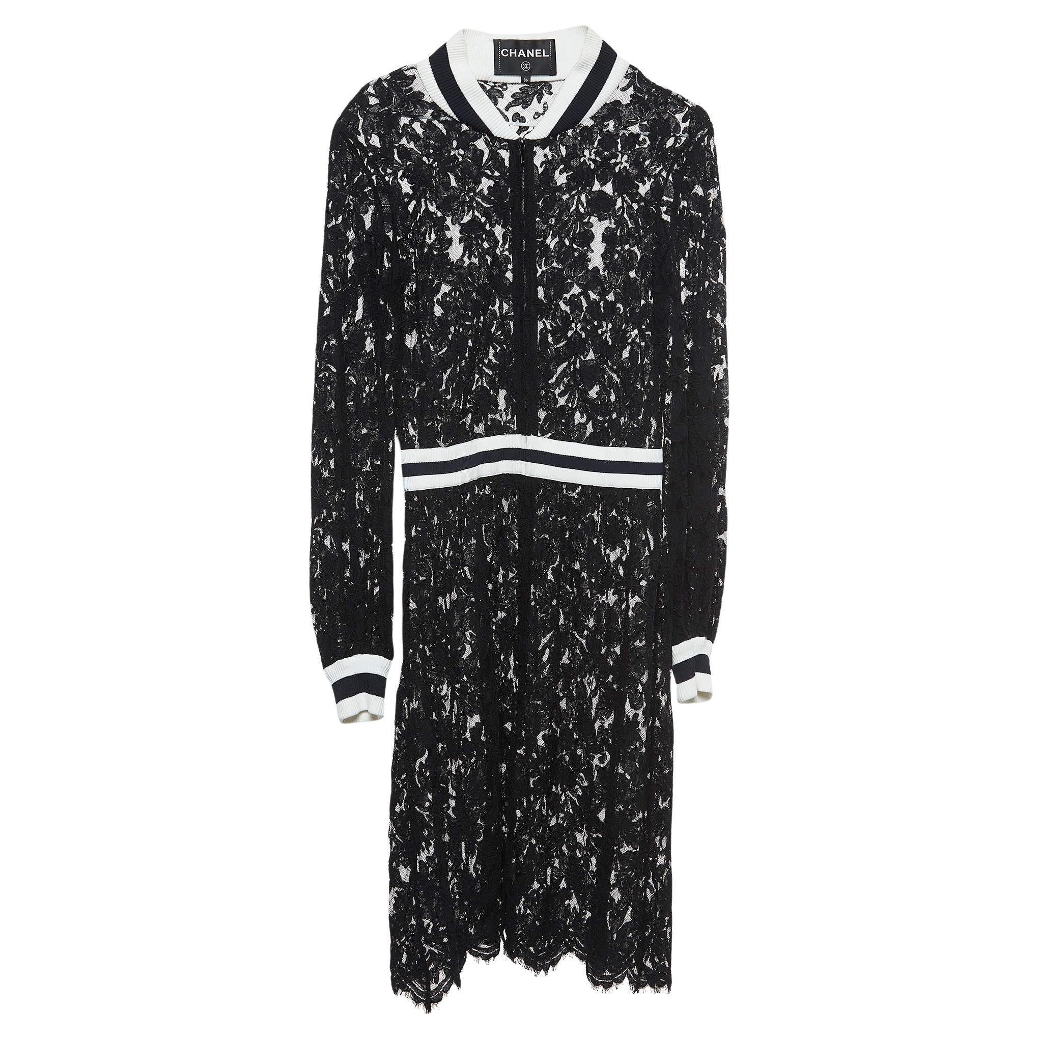 Chanel Schwarzes Kleid mit floraler Spitze und Reißverschluss S im Angebot