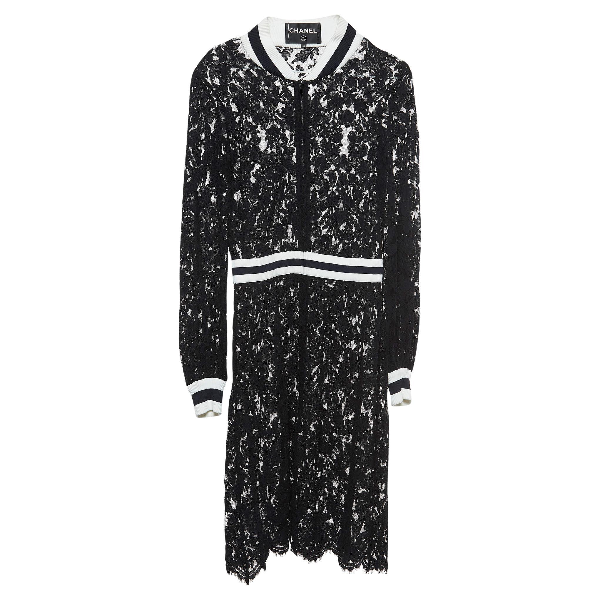 Chanel Vestido negro de encaje floral con cremallera S en venta