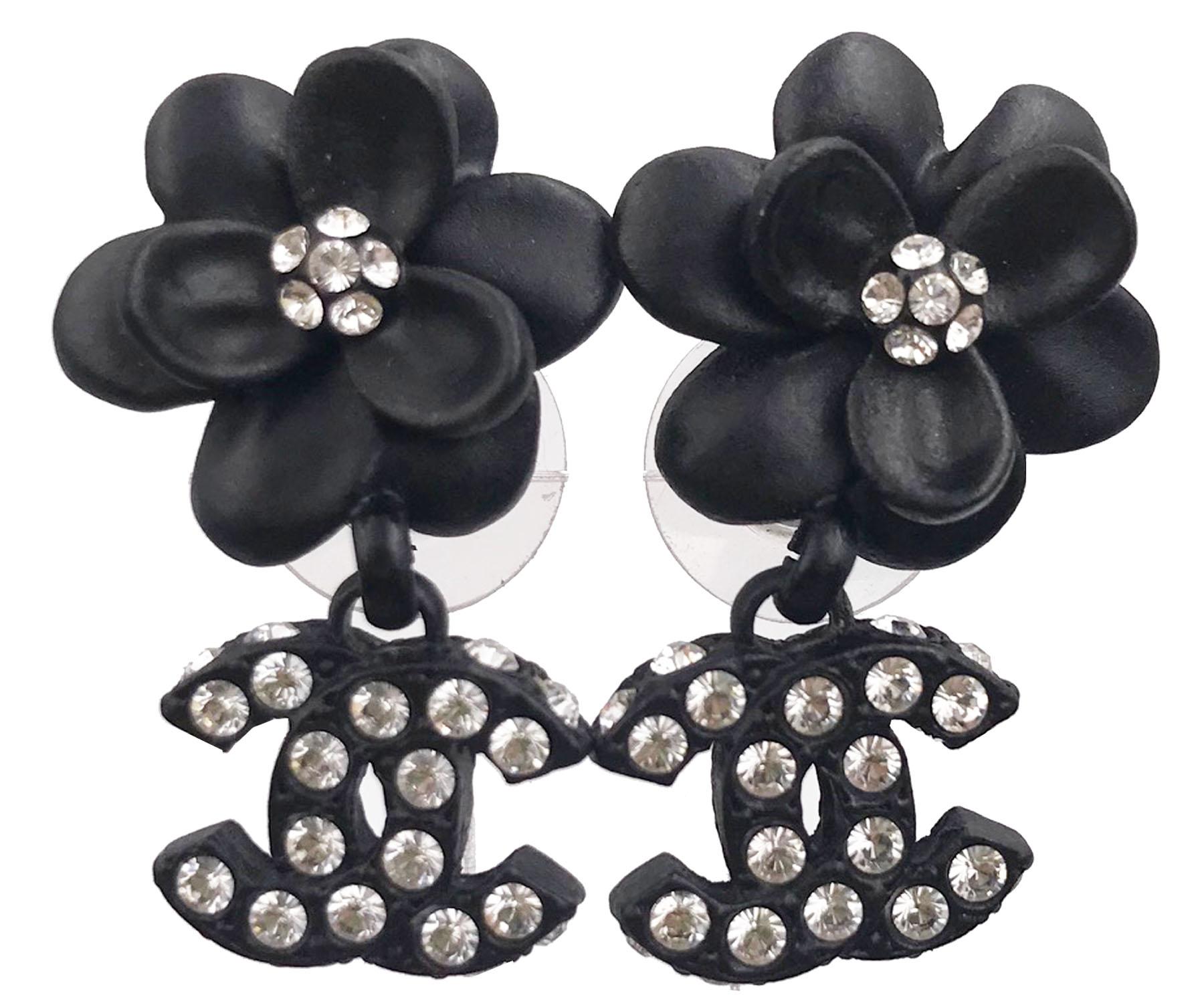 Chanel Black Flower CC Crystal Dangle Piercing Earrings

*Marked 02
*Made in France
*Comes with original box

-Approximately 1.25″ x 0.75″
-Very unique and pretty
-In a pristine condition

2062-46473