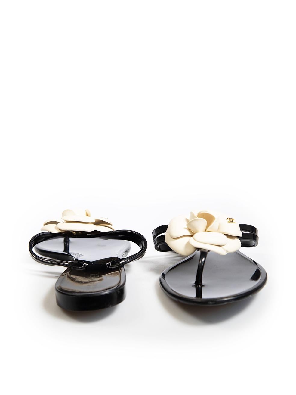Chanel Schwarze Jelly-Sandalen mit Blumenmuster Größe IT 39 im Zustand „Gut“ in London, GB