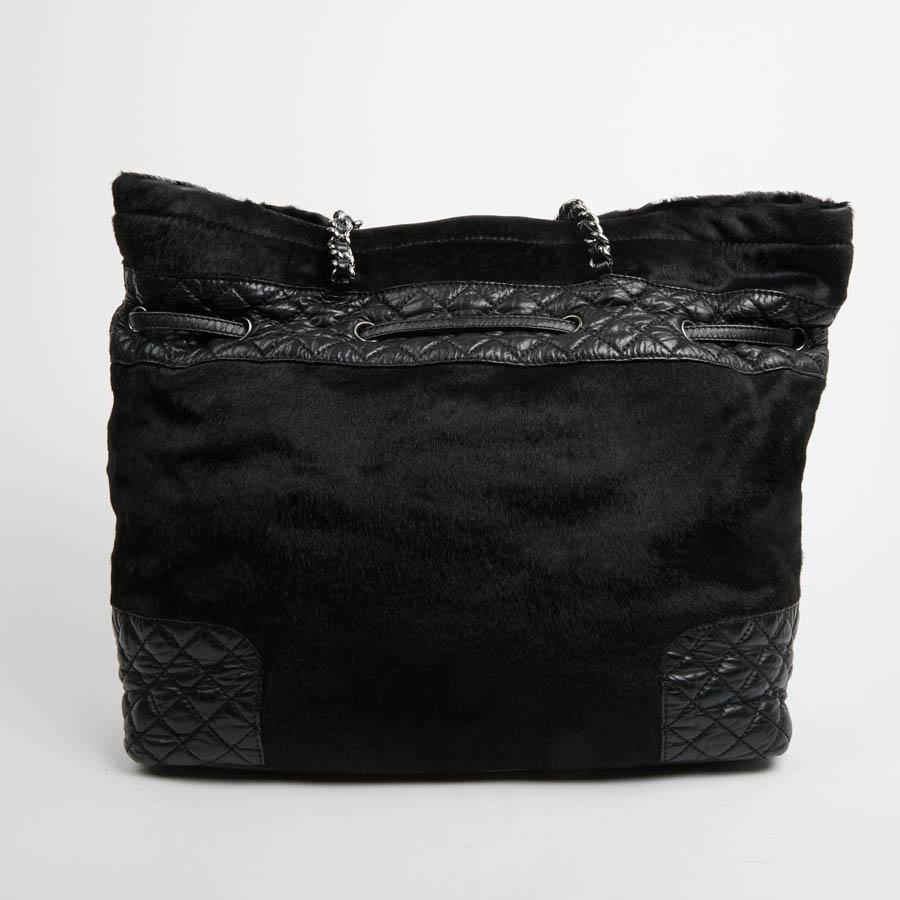 Medium size bag in the form of a purse when tightening the links and / or in a shopping bag. Ideal for everyday use. It is made of colt and aged quilted black leather.
The interior is in black fabric with a zipped pocket. In very good use, on a belt