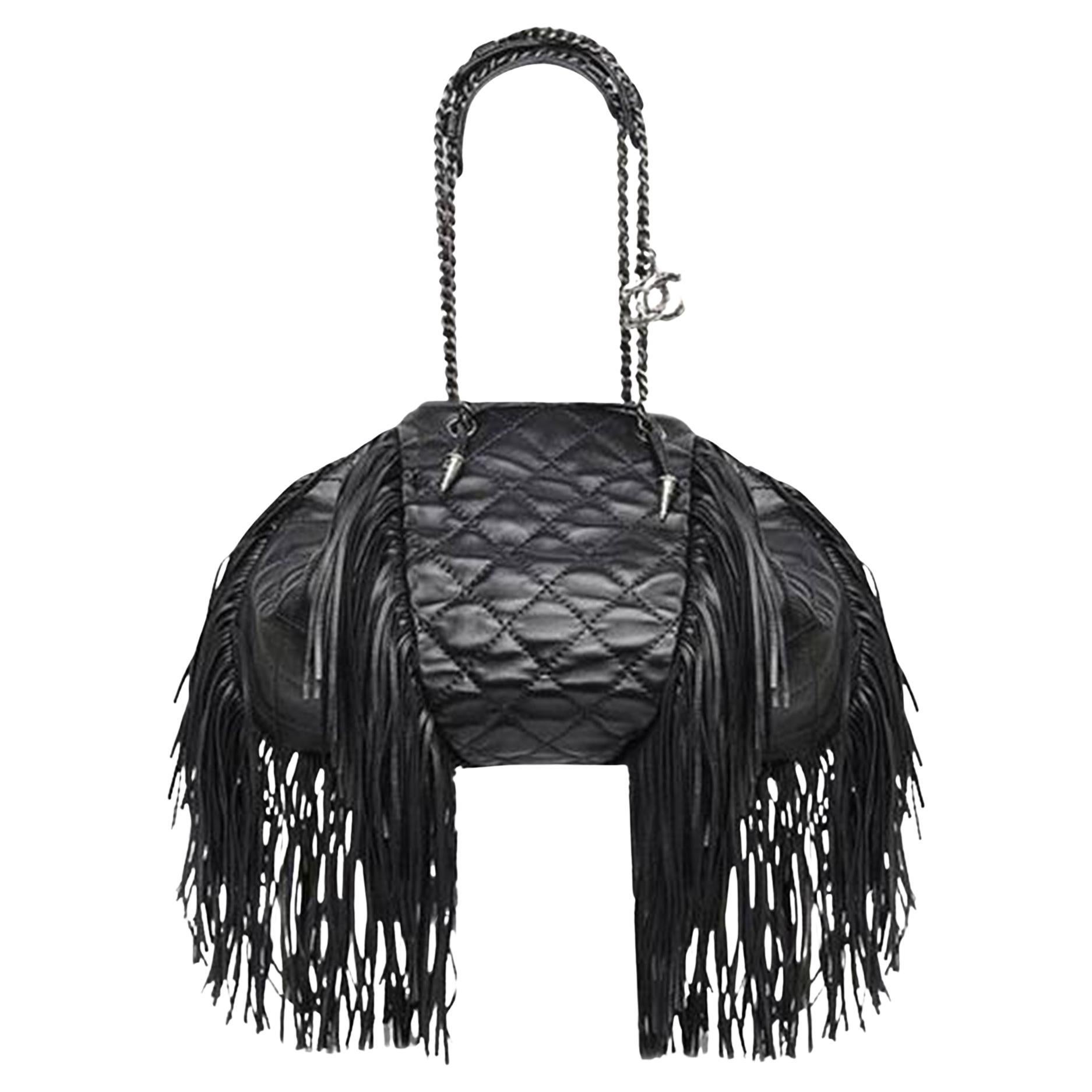 Chanel Bolso acolchado Dallas en piel de cordero con flecos negros