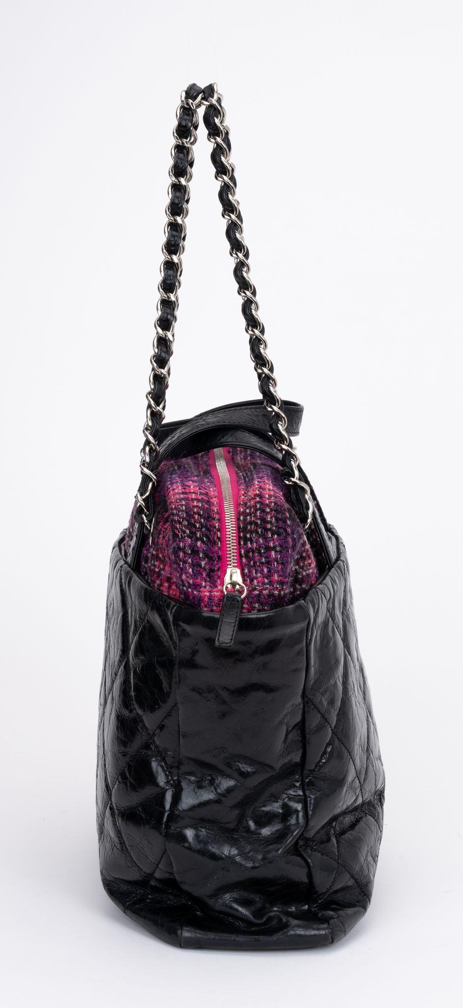Chanel Black & Fuchsia 2 Way Tote Bag Excellent état - En vente à West Hollywood, CA