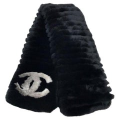 Chanel Bufanda Cuello Largo CC Logo Piel Negra