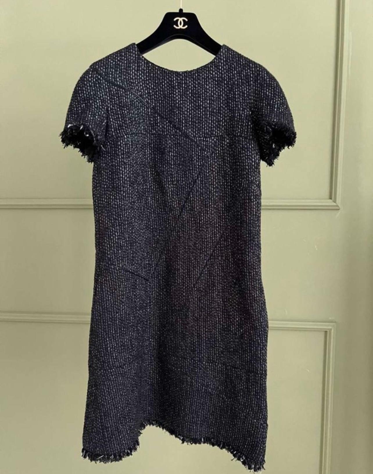 Chanel Schwarzes Geometrisches Tweed-Kleid  im Zustand „Hervorragend“ im Angebot in Dubai, AE