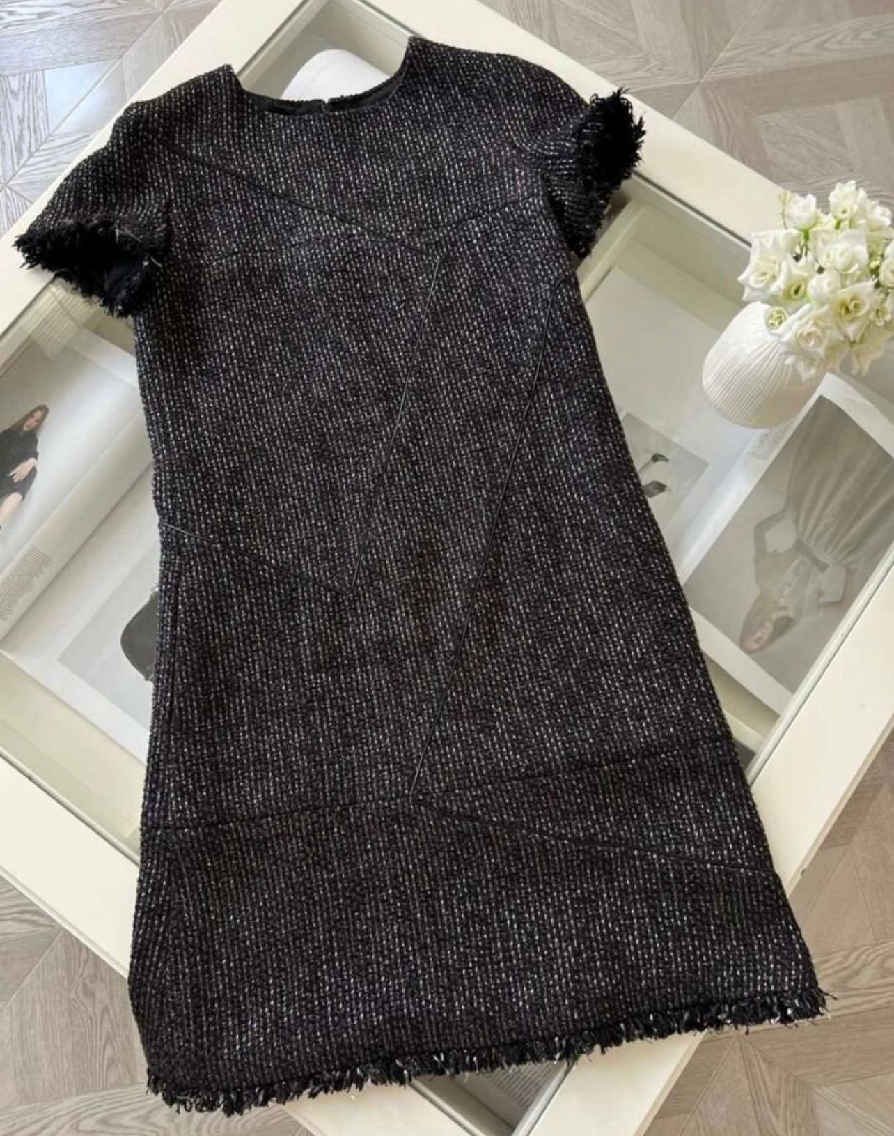 Chanel Schwarzes Geometrisches Tweed-Kleid  im Angebot 2