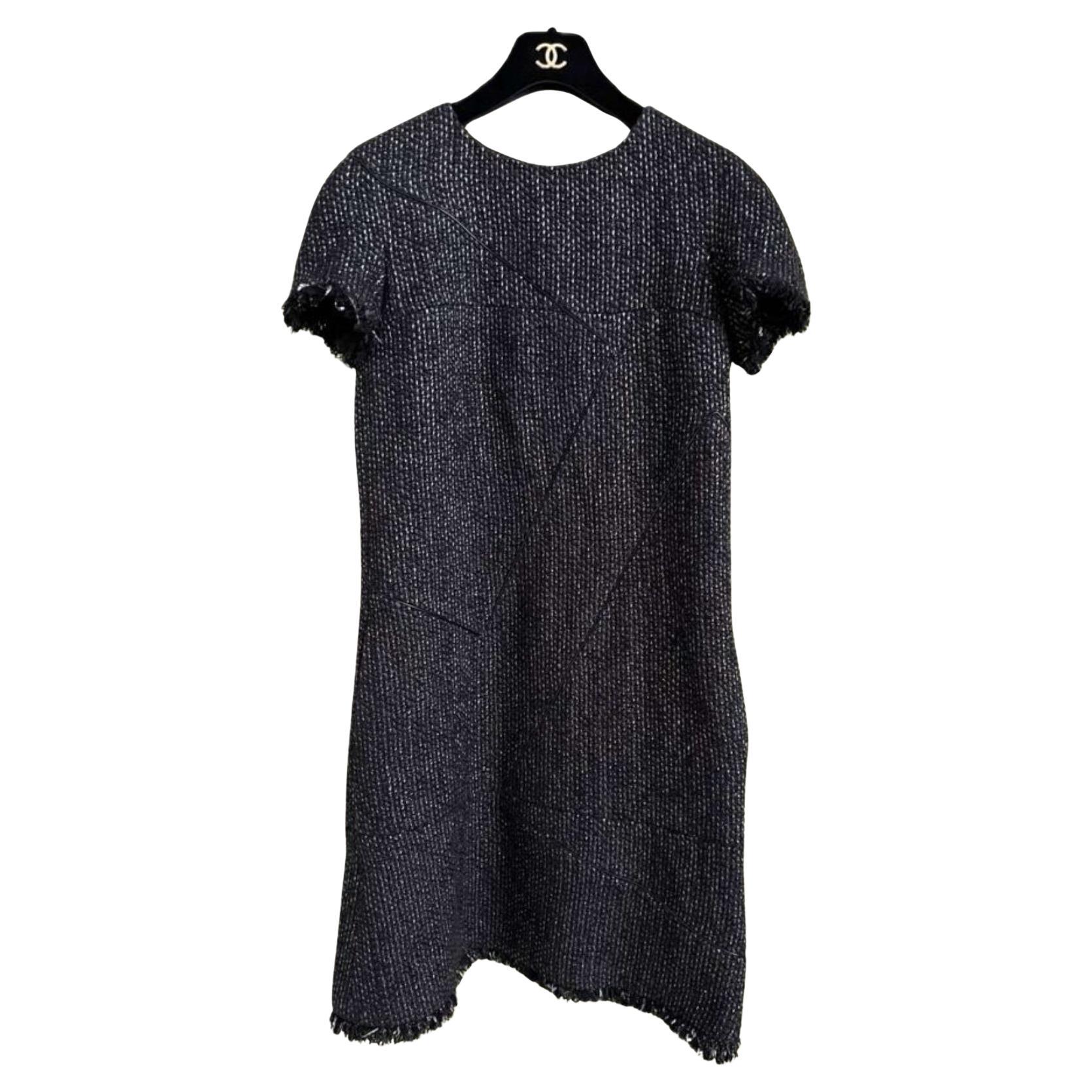 Chanel Schwarzes Geometrisches Tweed-Kleid  im Angebot
