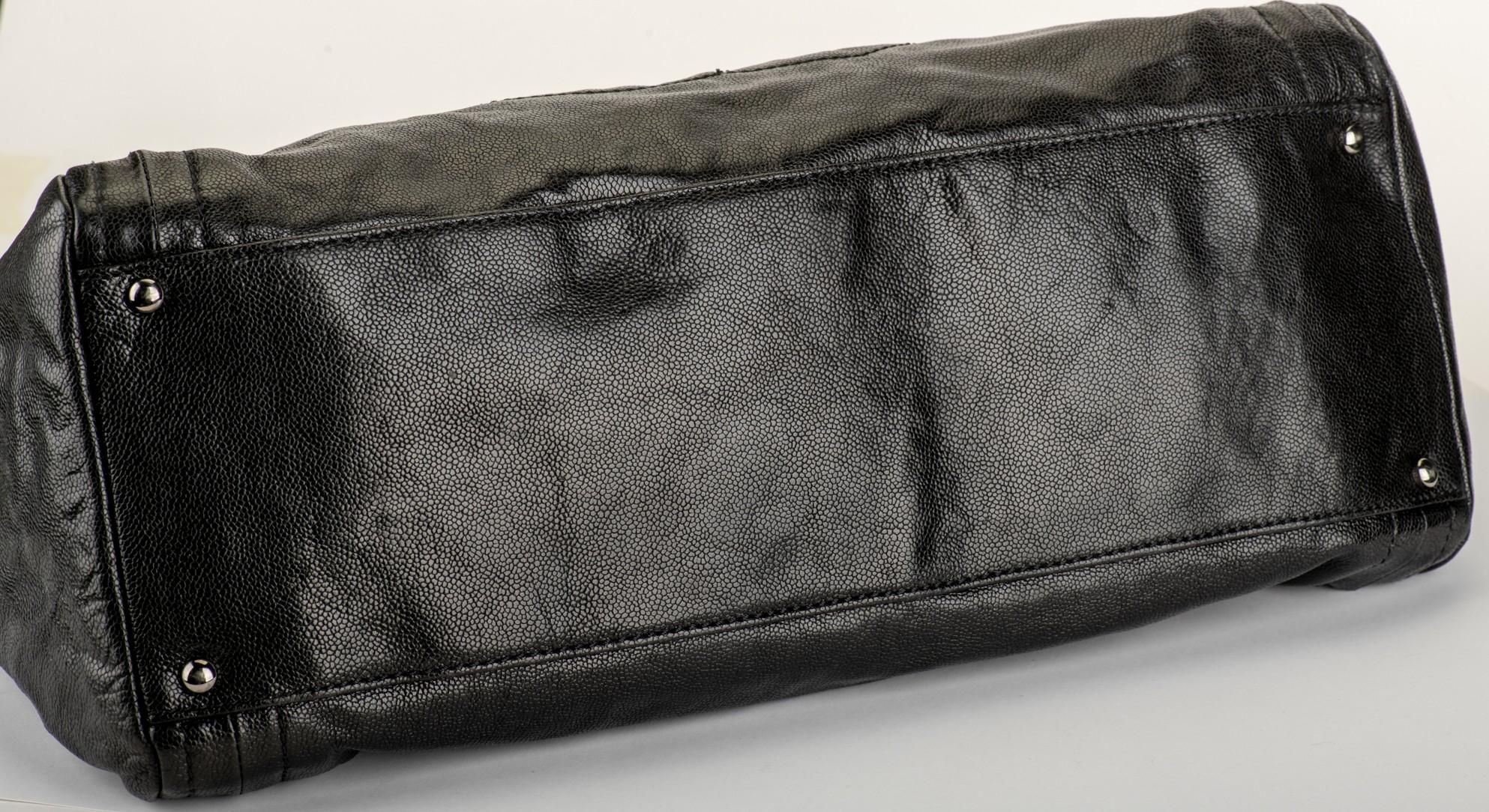 Chanel - Grand sac fourre-tout en chaîne glacée noire Bon état à West Hollywood, CA