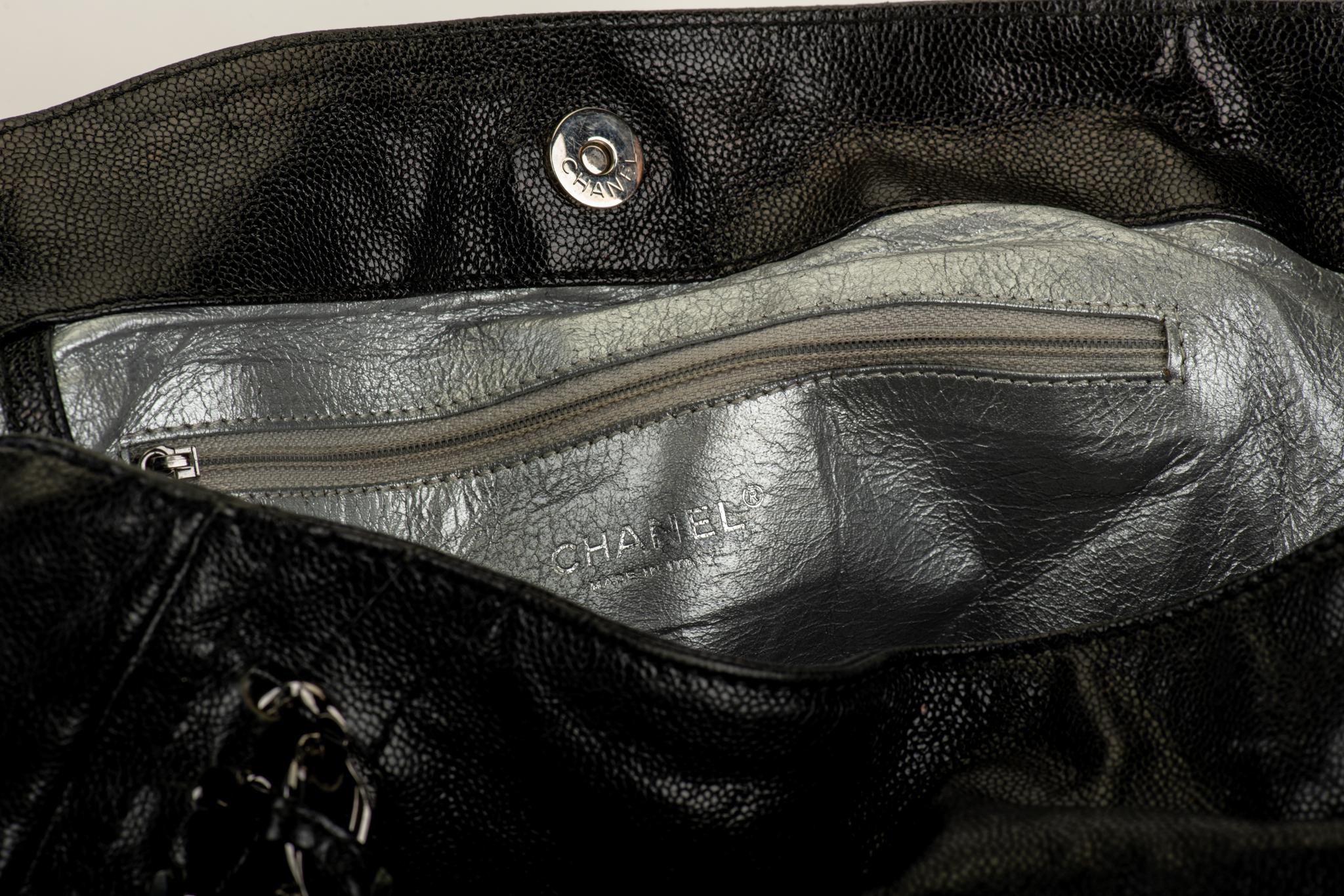  Chanel - Grand sac fourre-tout en chaîne glacée noire Pour femmes 