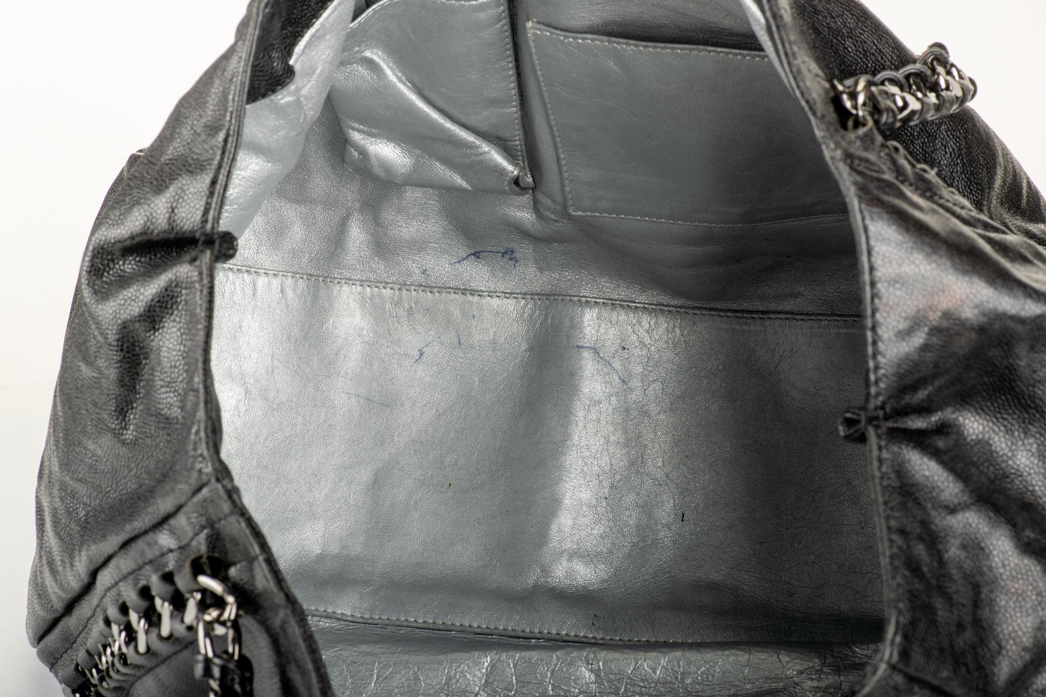 Chanel - Grand sac fourre-tout en chaîne glacée noire 1