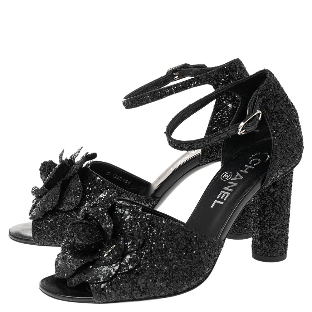 Chanel Schwarze Glitter-Sandalen mit Kamelien-Knöchelriemen Größe 38 3