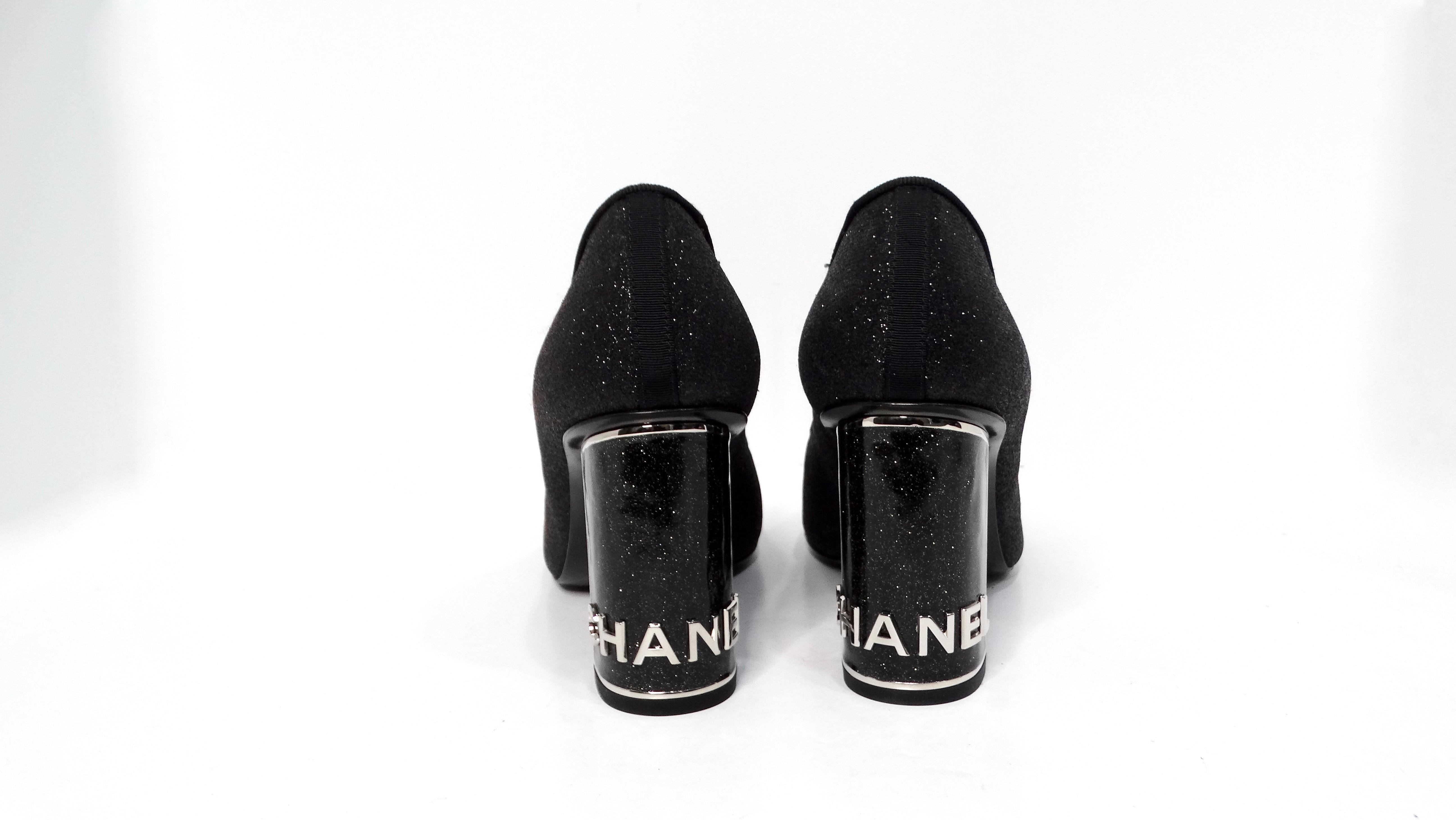 Chanel Black Glitter Grosgrain Cap Toe Logo Pumps With Mirrored Heels In Good Condition For Sale In Scottsdale, AZ