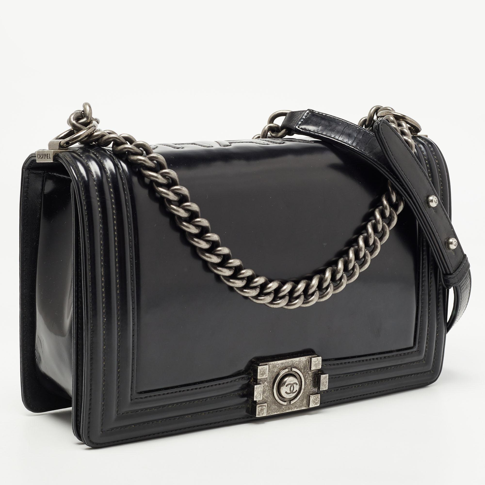 Chanel Black Glossy Leather New Medium Boy Bag In Good Condition In Dubai, Al Qouz 2