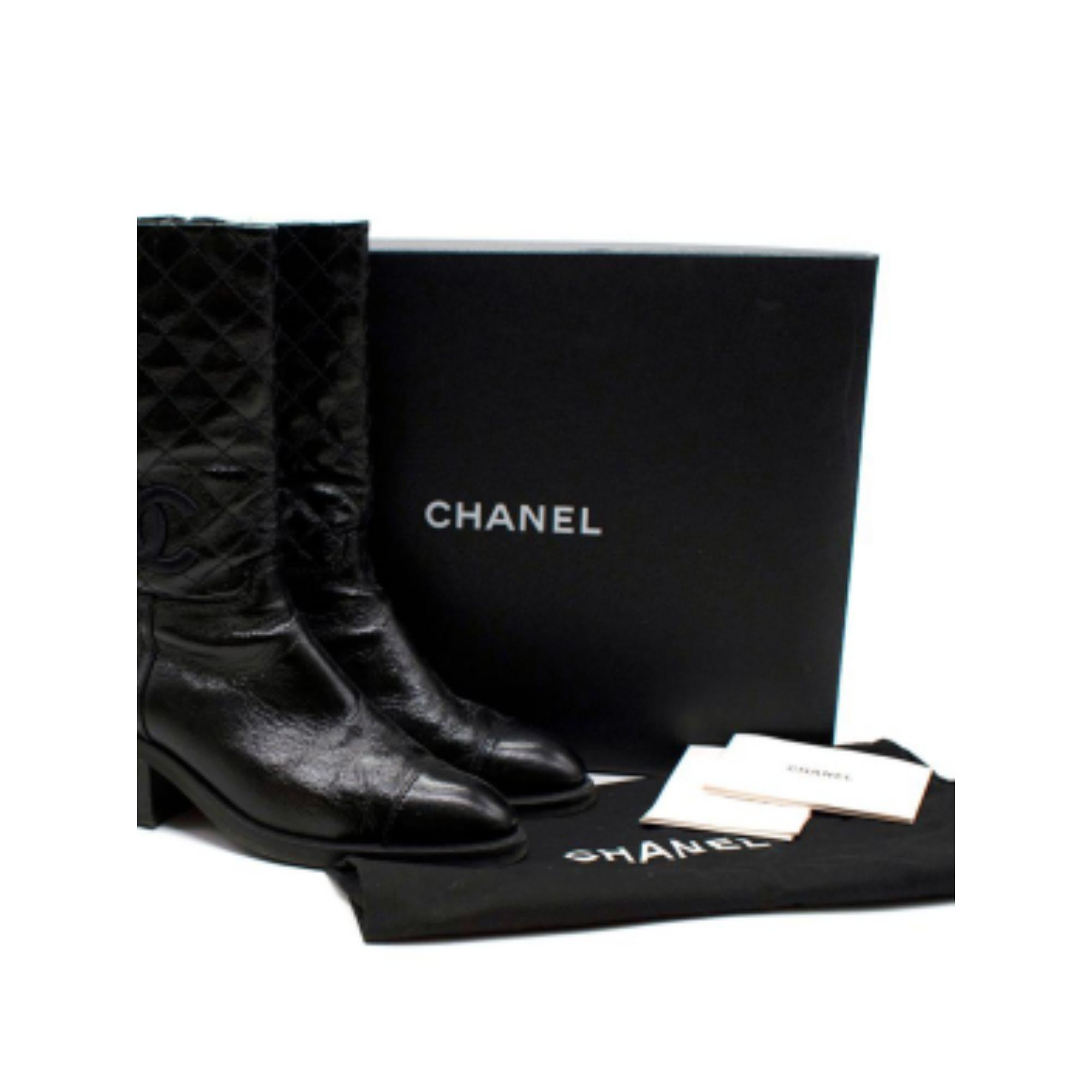 Chanel Black Glossy Quilted CC Boots

-Block heel 
-Zip fastening 
-Almond shape toe 
-Quilted body 
-Embossed CC logo 
-Branded leather insoles 

Material: 

Leather 

Made in Italy 
9.5/10 excellent conditions, please refer to images for further