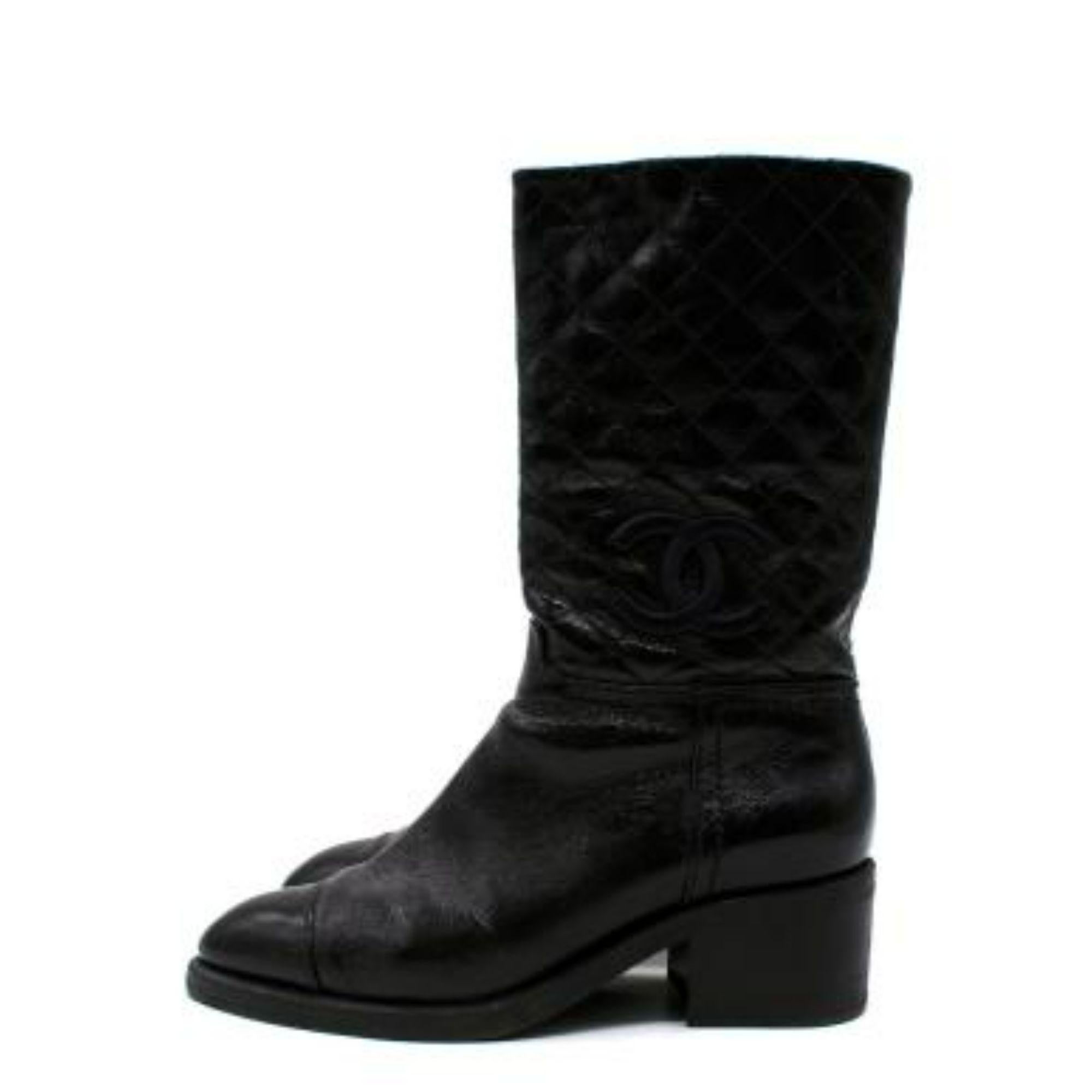 Chanel Black Glossy Quilted CC Boots In Good Condition For Sale In London, GB