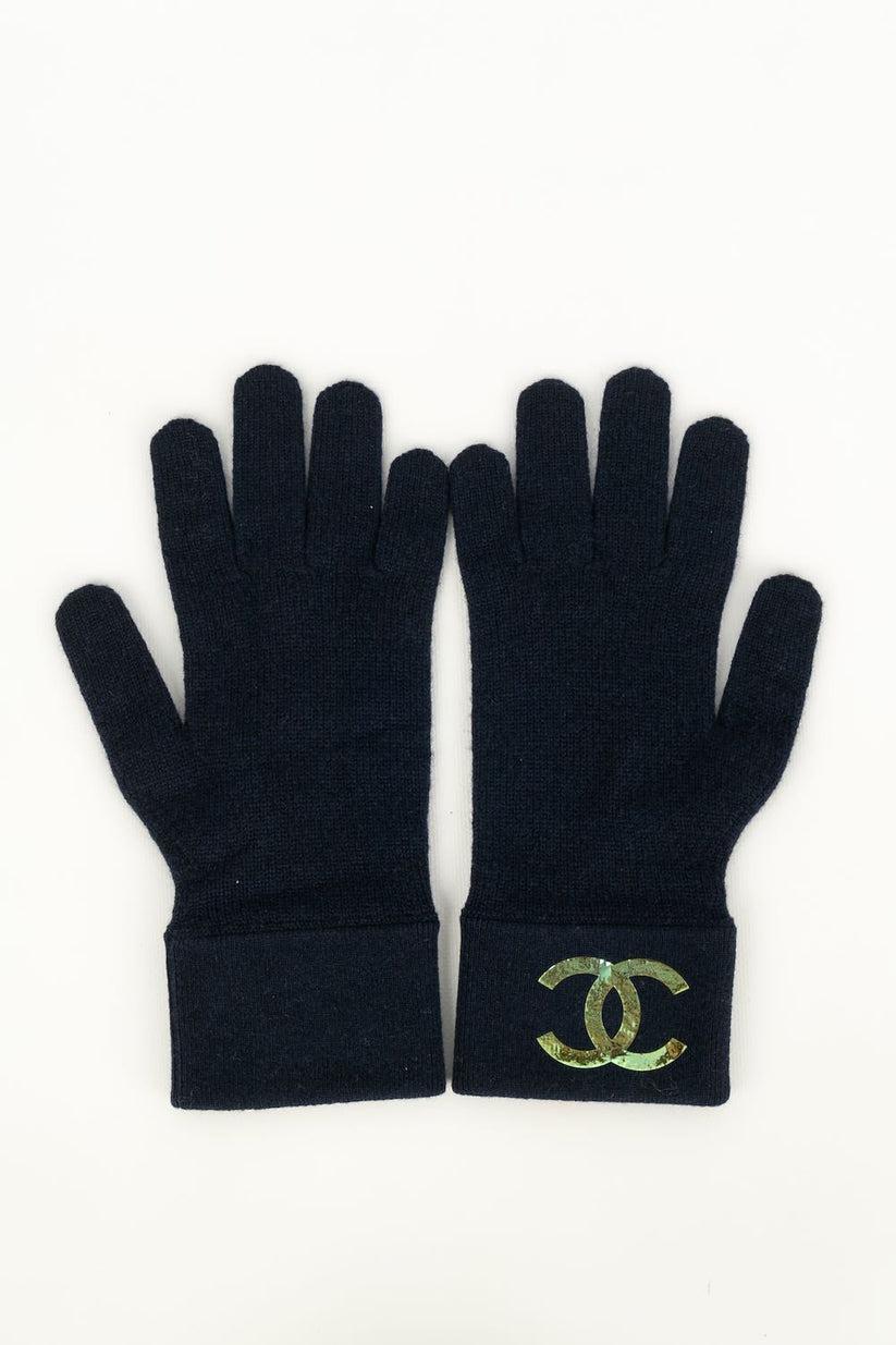 Chanel - Black gloves topped with a cc logo. Label of composition missing.

Additional information:
Condition: Very good condition
Dimensions: One size

Seller Reference: ACC101