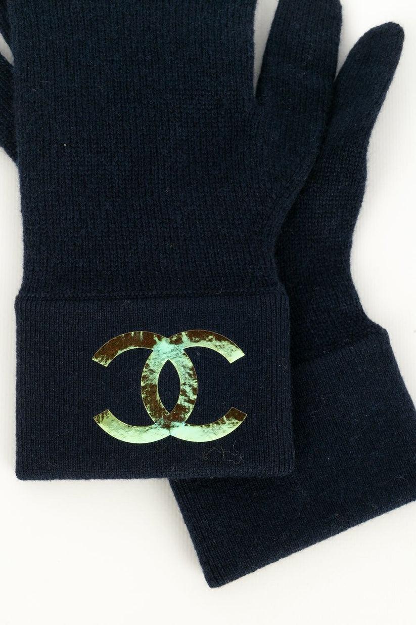 Women's or Men's Chanel Black Gloves Topped with a CC Logo For Sale