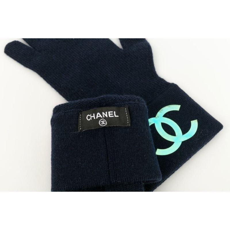 Chanel Black Gloves Topped with a CC Logo For Sale 1