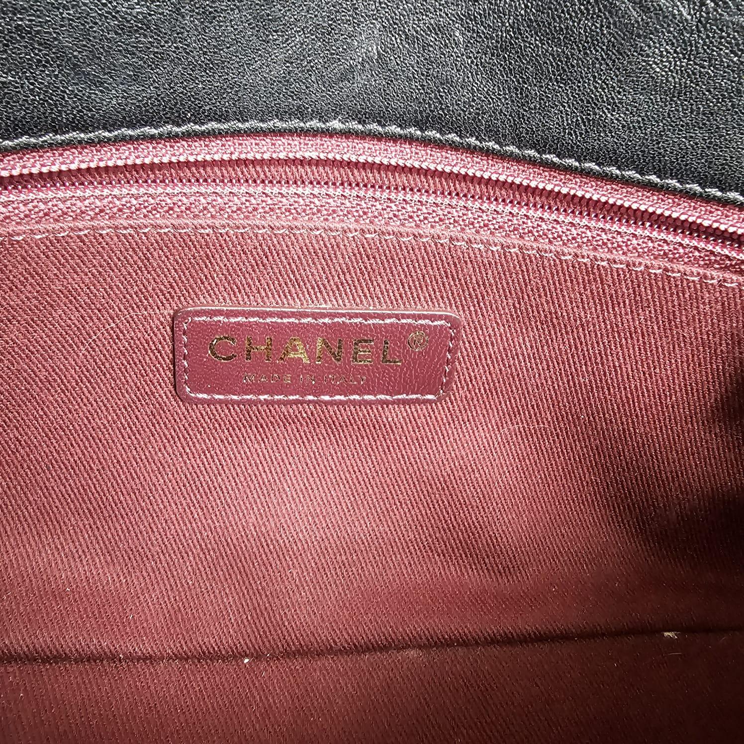 Women's or Men's Chanel Black Goatskin Chevron Medium Single Flap Bag For Sale