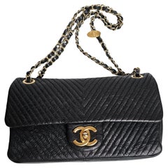 Chanel - Sac moyen à rabat unique en cuir de chèvre noir et chevron