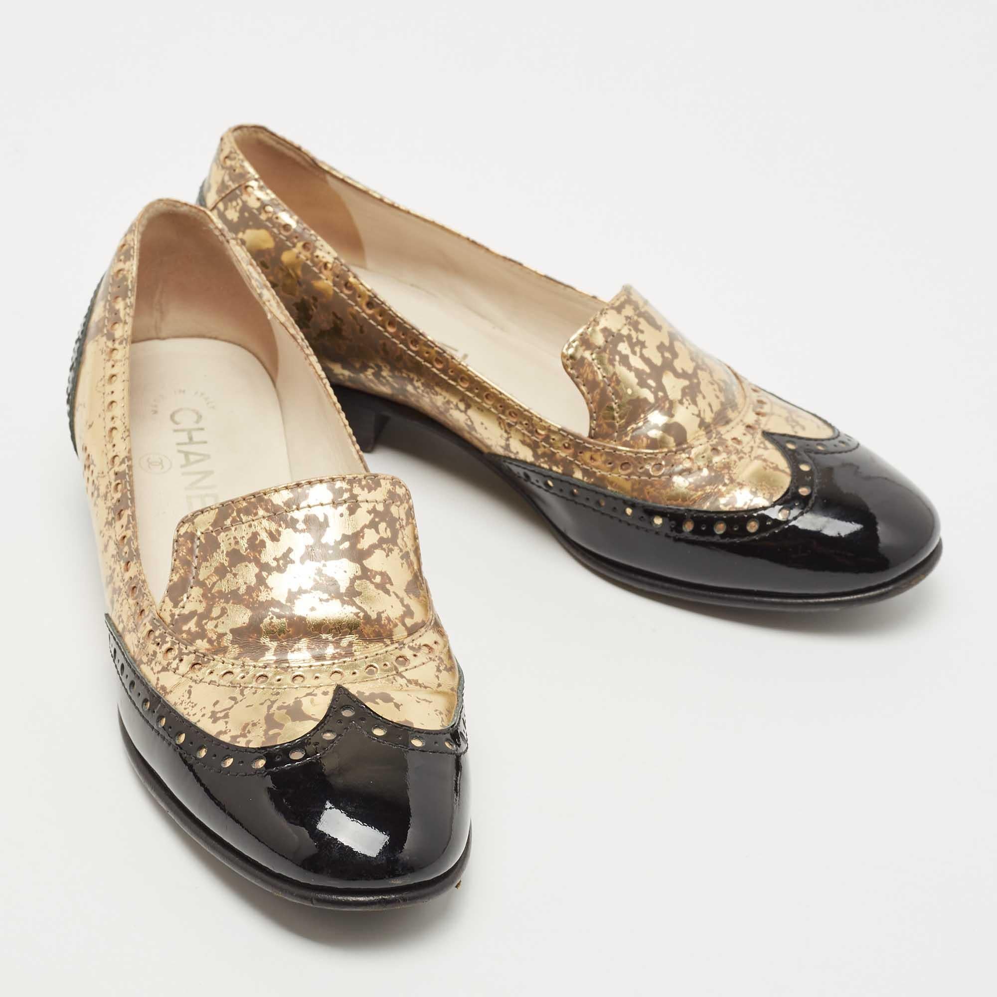 Chanel Black/Gold Brogue Patent and Printed Leather Slip On Loafers Size 37.5 In Good Condition In Dubai, Al Qouz 2