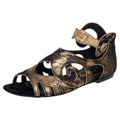 Chanel Schwarz/Gold flache Sandalen aus Kalbshaar und Leder mit Ausschnitt aus Leder Größe 38