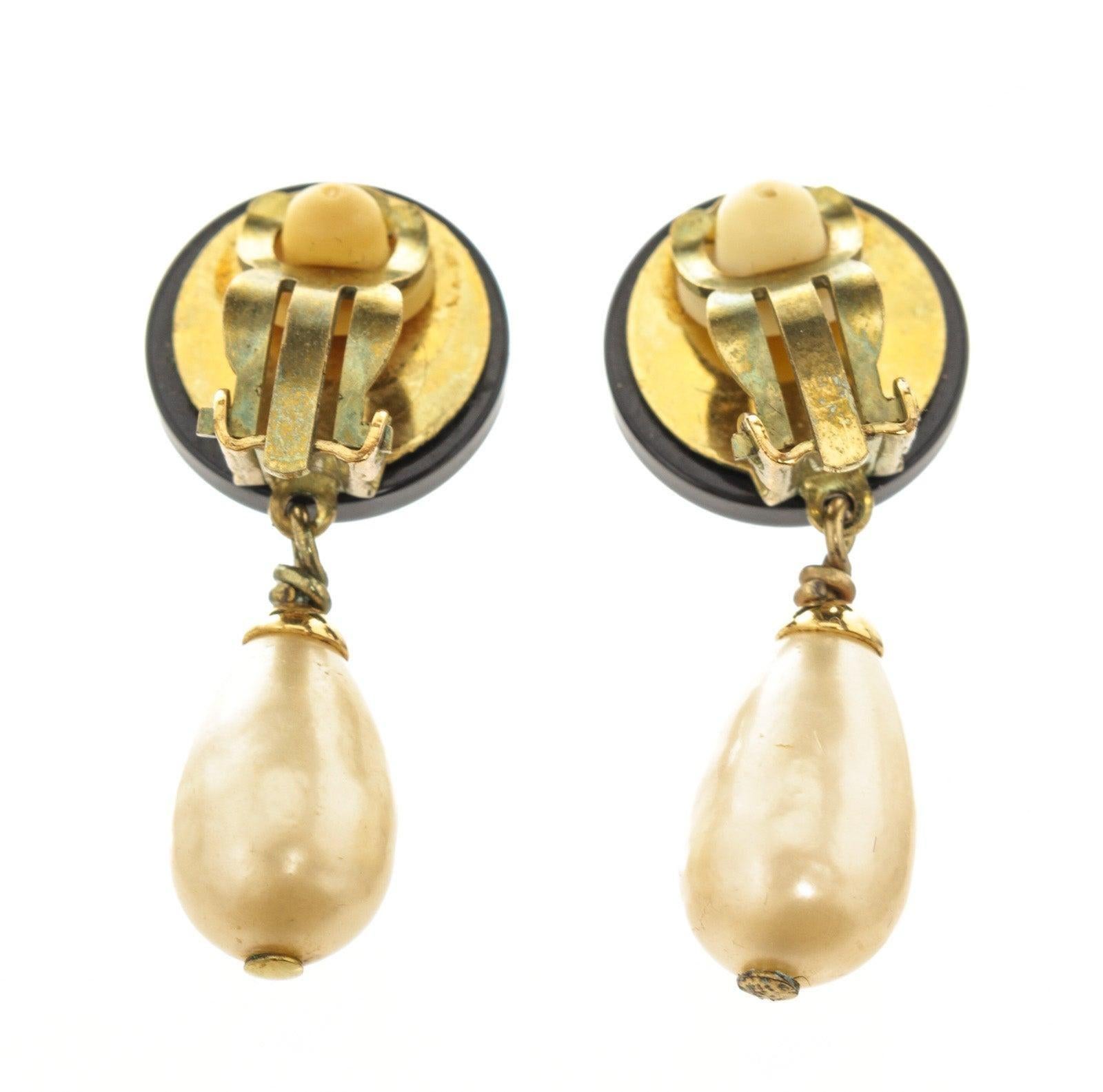 Chanel Black Gold CC Dangle Pearl Earrings with gold-tone hardware.
51558MSC