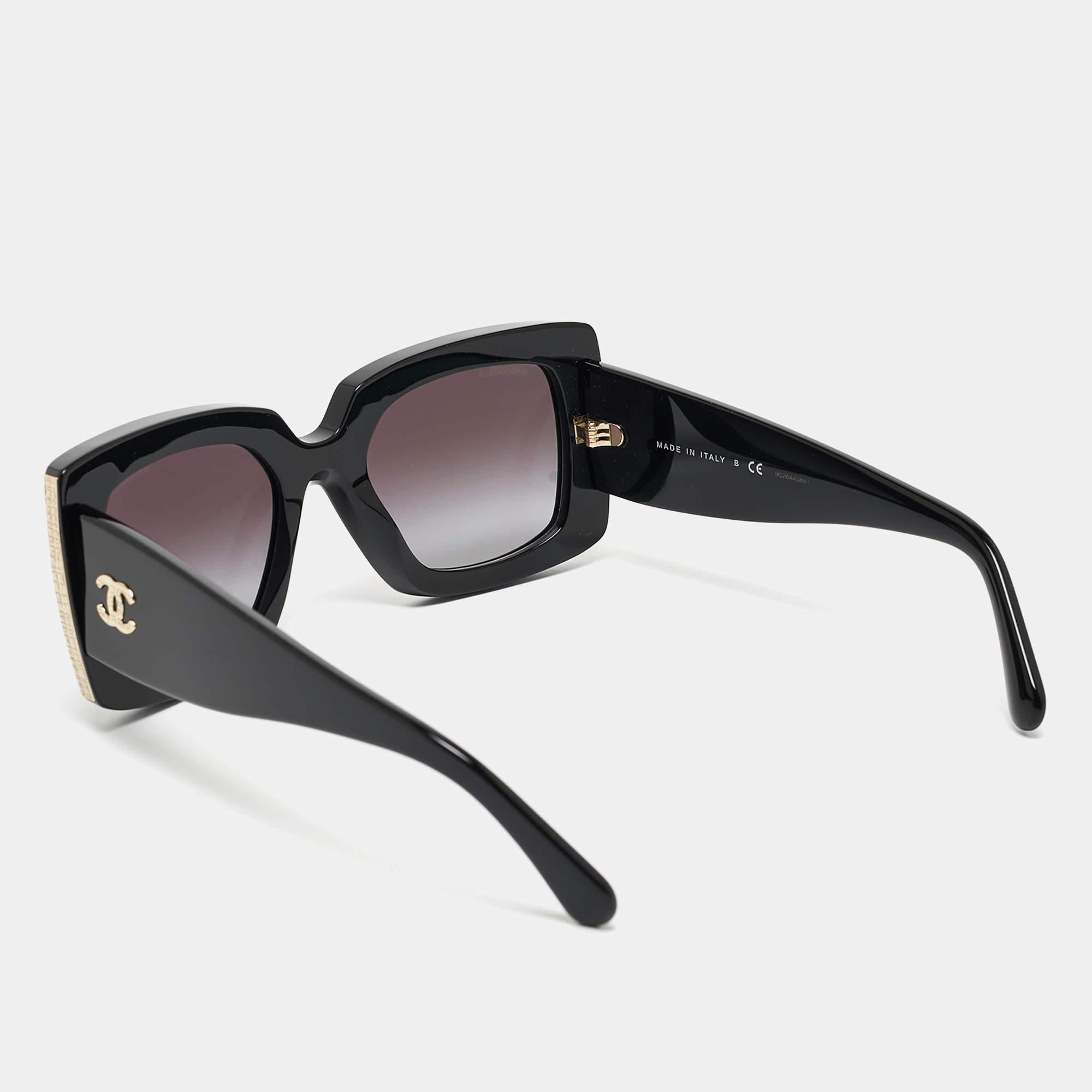 Cette paire de lunettes de soleil Chanel est fabriquée avec expertise pour les femmes qui ont un goût prononcé pour la mode. Parfaites pour les sorties ensoleillées, elles sont dotées d'accessoires en métal doré et de branches marquées.

