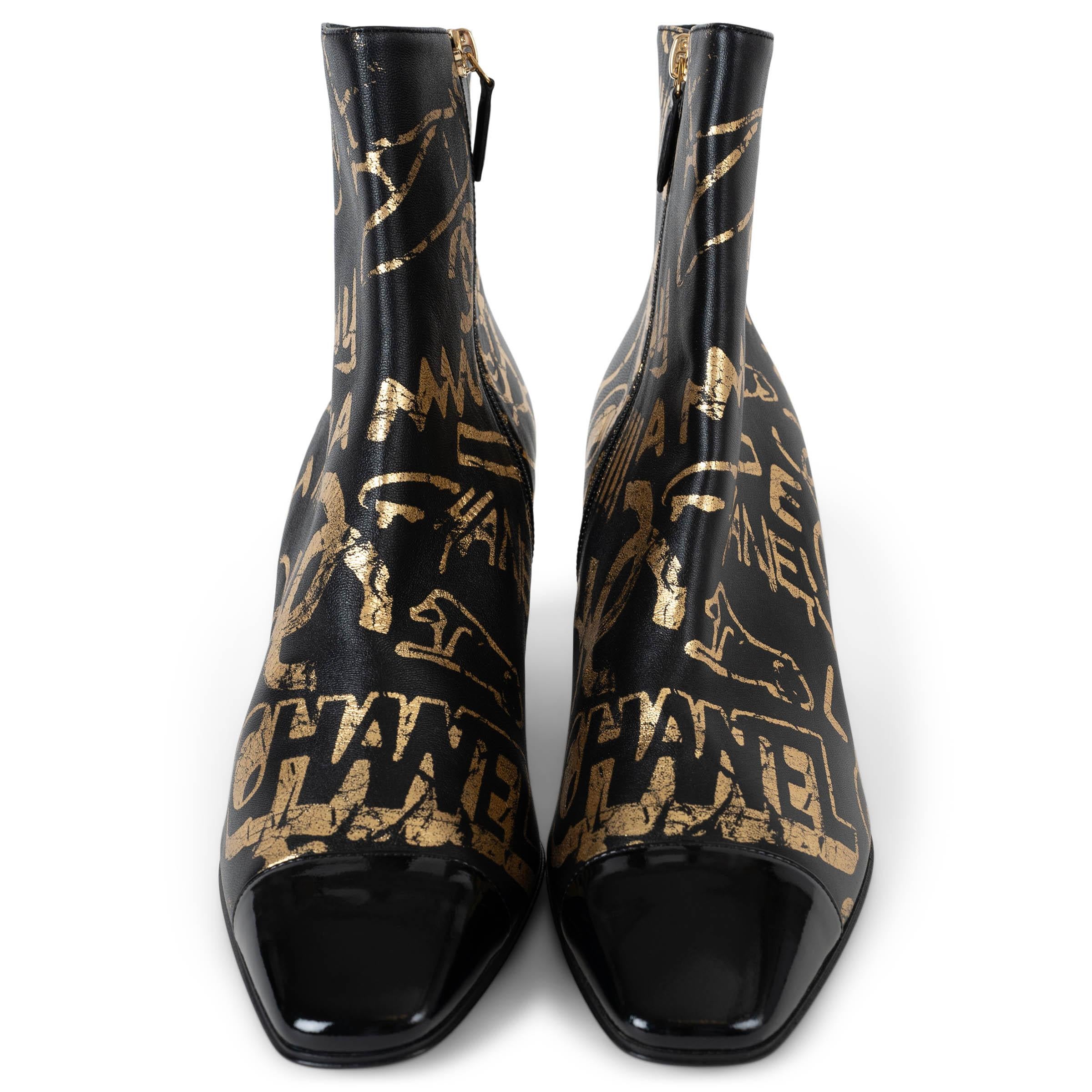 Ces bottes 100% authentiques de Chanel en cuir noir avec un imprimé Graffiti d'inspiration égyptienne en or métallique incarnent les codes audacieux de la maison. Conçues avec une tige à la cheville, elles sont dotées d'un talon bloc sculpté,