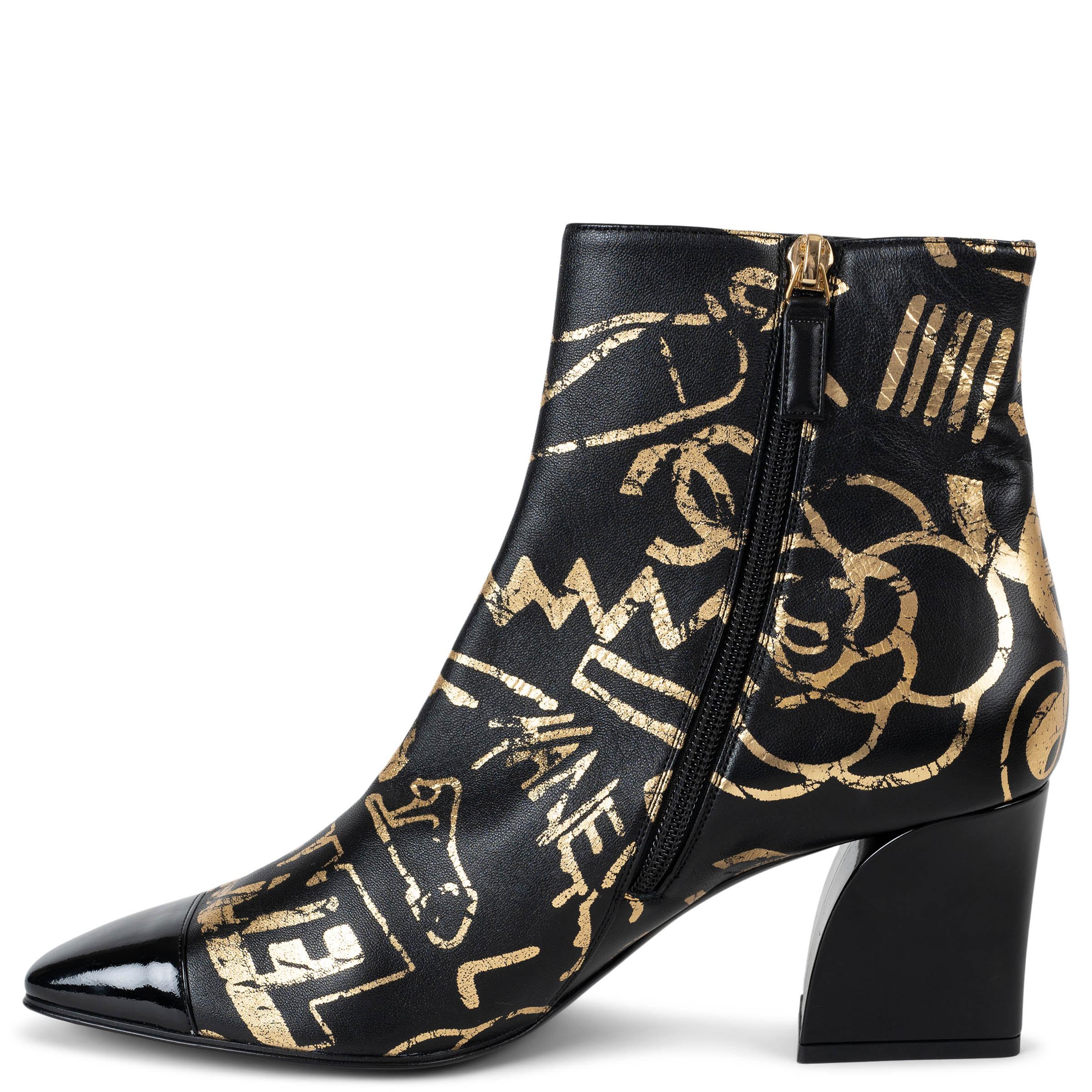 Noir CHANEL cuir noir et doré 19A NEW YORK GRAFFITI ANKLE Boots Chaussures 40.5 en vente