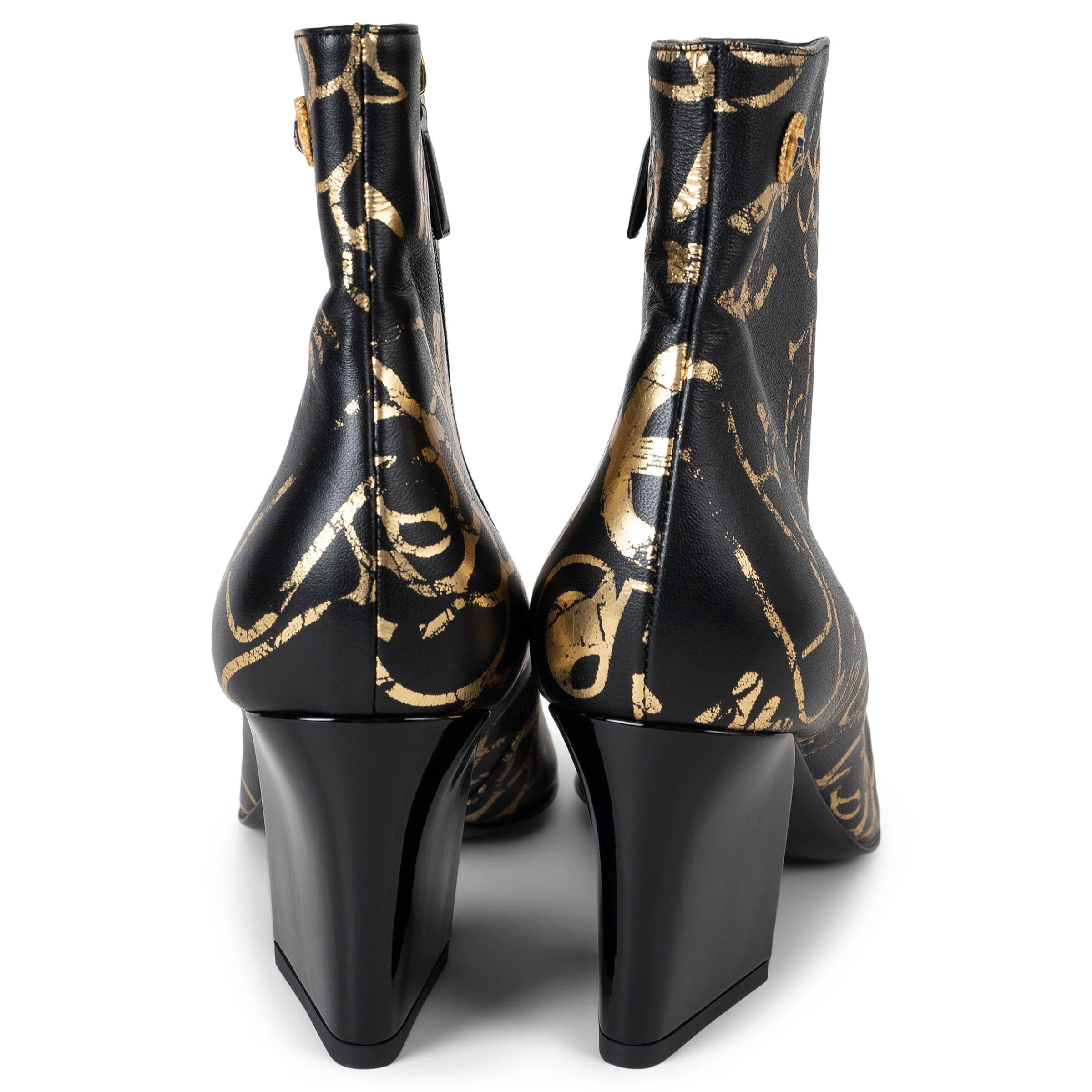 CHANEL cuir noir et doré 19A NEW YORK GRAFFITI ANKLE Boots Chaussures 40.5 Pour femmes en vente
