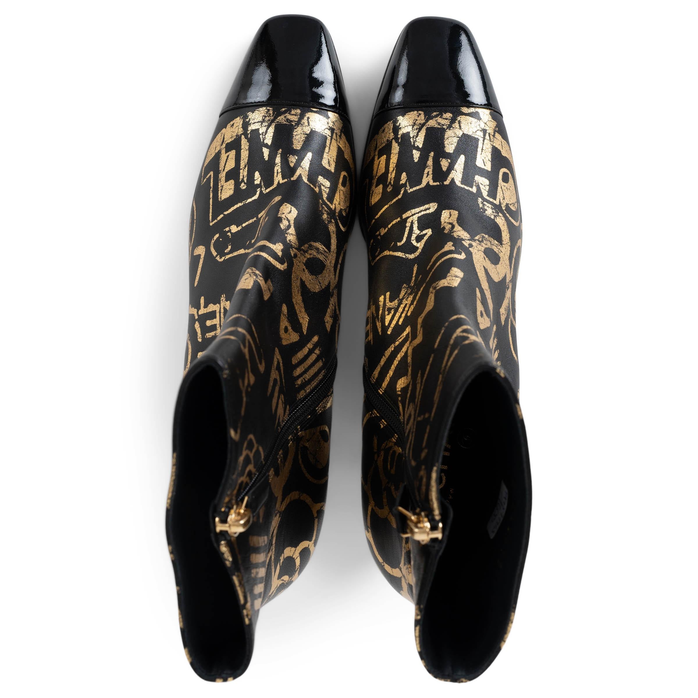 CHANEL cuir noir et doré 19A NEW YORK GRAFFITI ANKLE Boots Chaussures 40.5 en vente 1