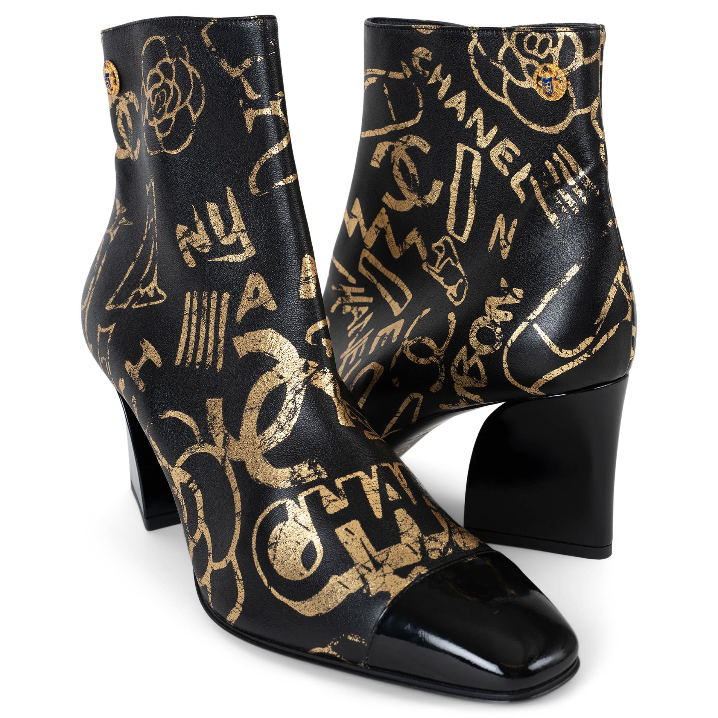 CHANEL cuir noir et doré 19A NEW YORK GRAFFITI ANKLE Boots Chaussures 40.5 en vente 2