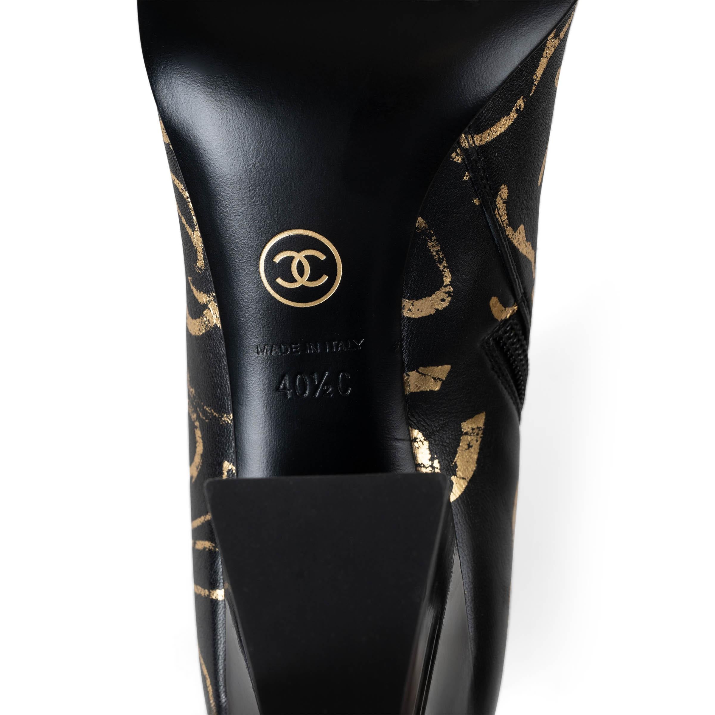 CHANEL cuir noir et doré 19A NEW YORK GRAFFITI ANKLE Boots Chaussures 40.5 en vente 3