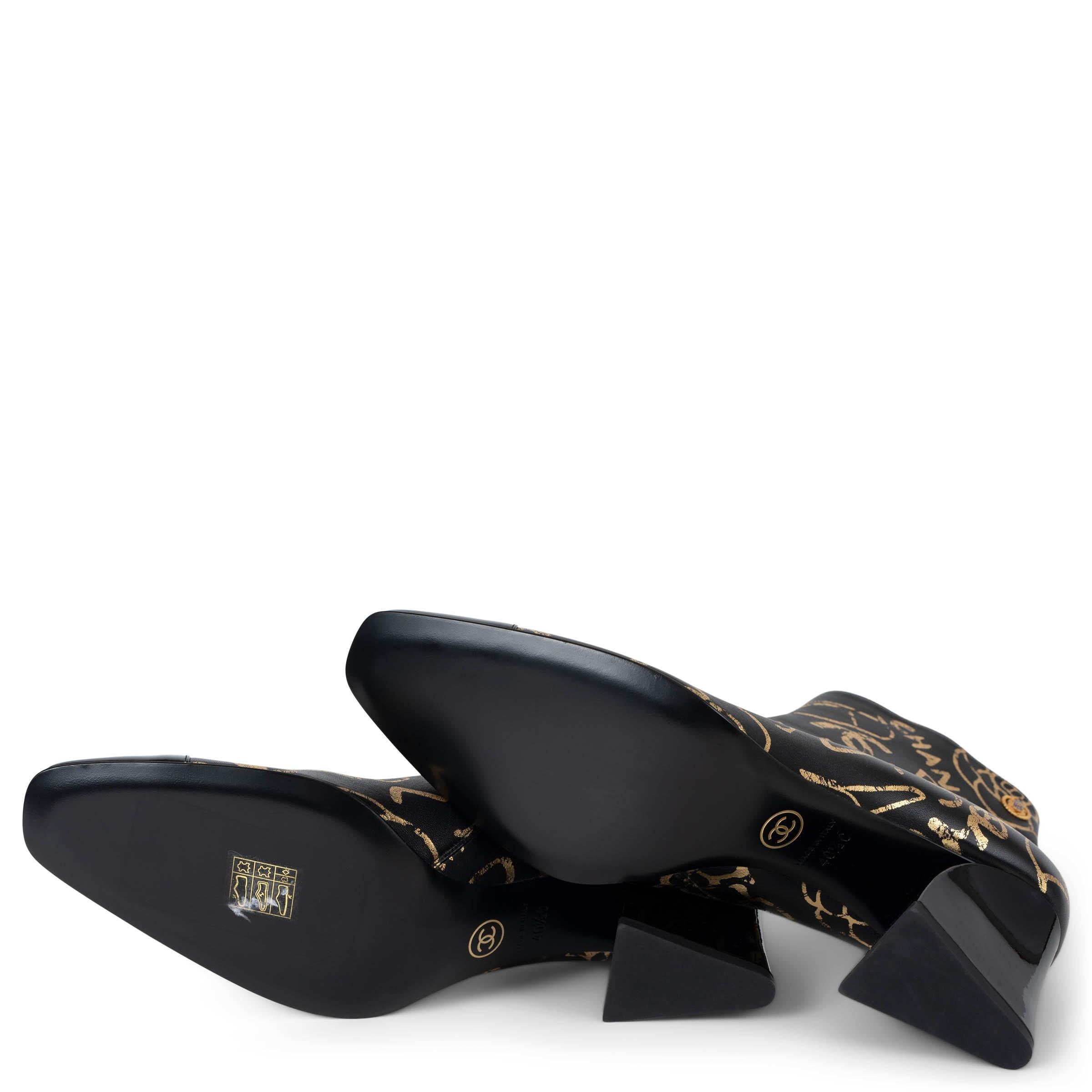 CHANEL cuir noir et doré 19A NEW YORK GRAFFITI ANKLE Boots Chaussures 40.5 en vente 4