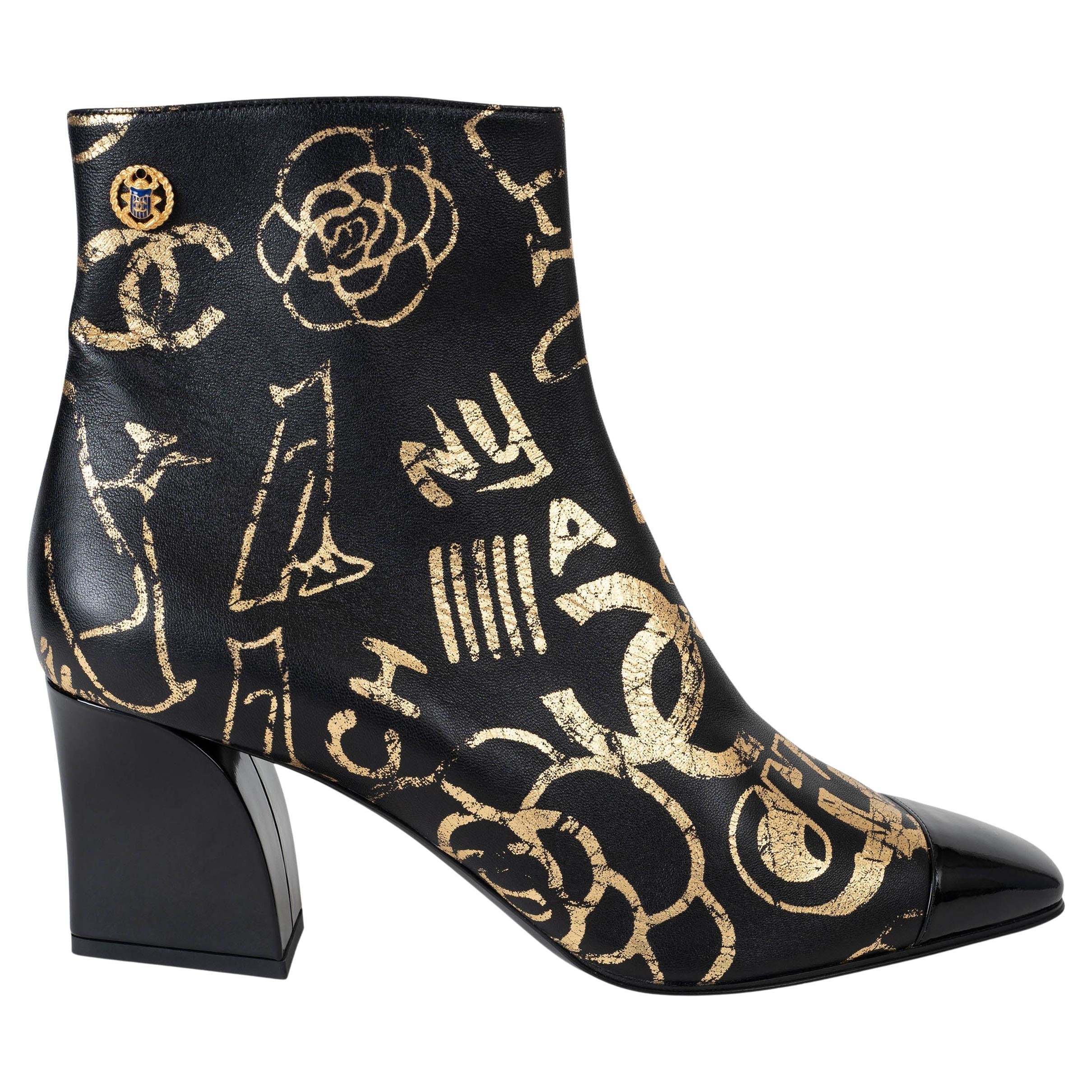 CHANEL cuir noir et doré 19A NEW YORK GRAFFITI ANKLE Boots Chaussures 40.5 en vente