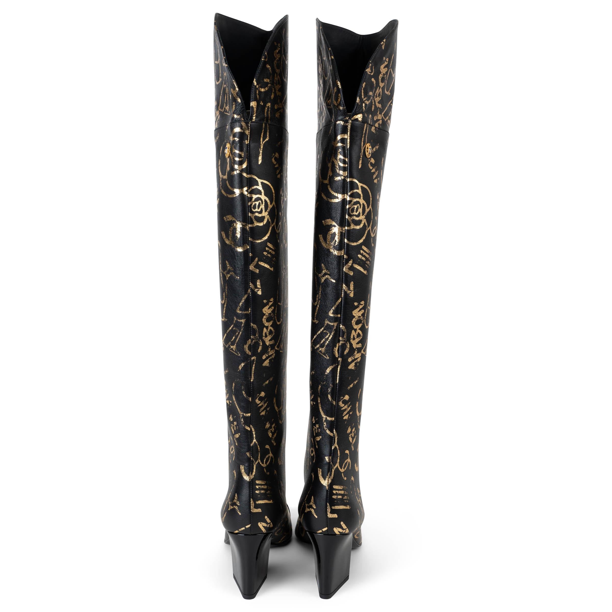 CHANEL cuir noir et or 19A NEW YORK GRAFFITI OVERKNEE Bottes Chaussures 41 Pour femmes en vente