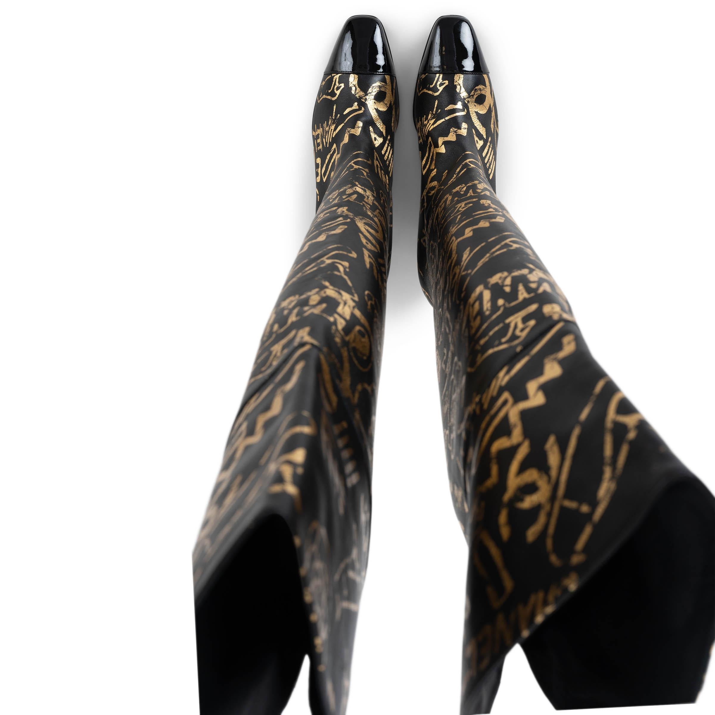 CHANEL cuir noir et or 19A NEW YORK GRAFFITI OVERKNEE Bottes Chaussures 41 en vente 1