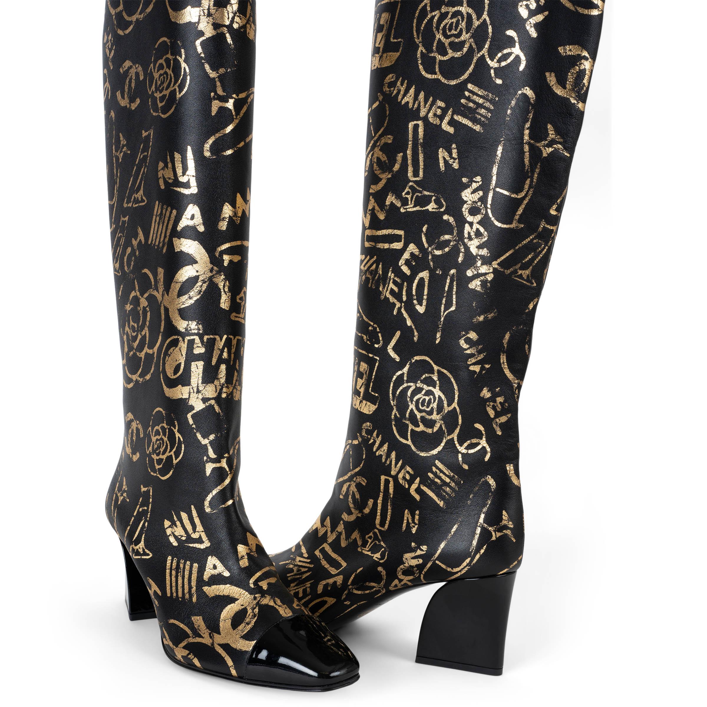 CHANEL cuir noir et or 19A NEW YORK GRAFFITI OVERKNEE Bottes Chaussures 41 en vente 2