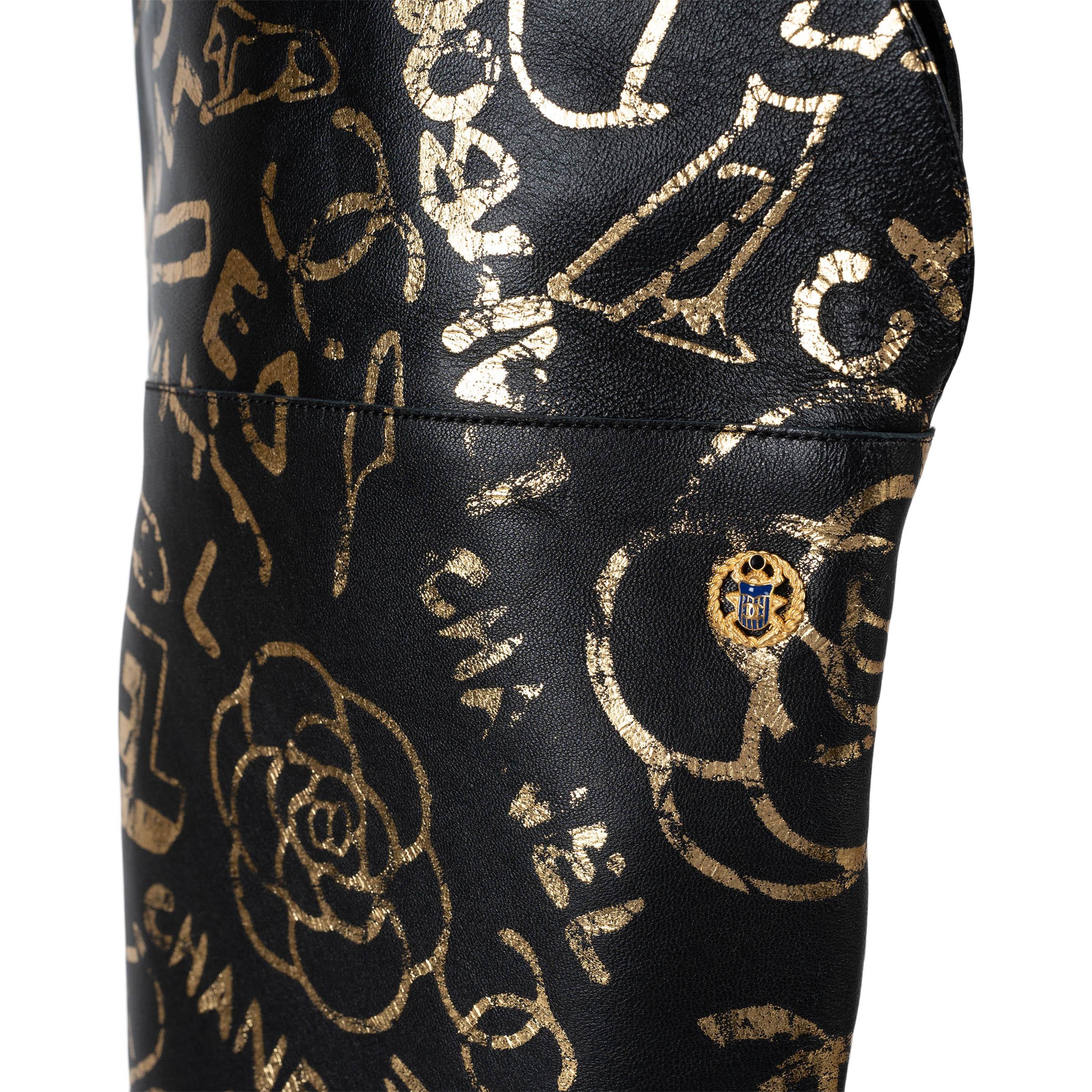 CHANEL cuir noir et or 19A NEW YORK GRAFFITI OVERKNEE Bottes Chaussures 41 en vente 3
