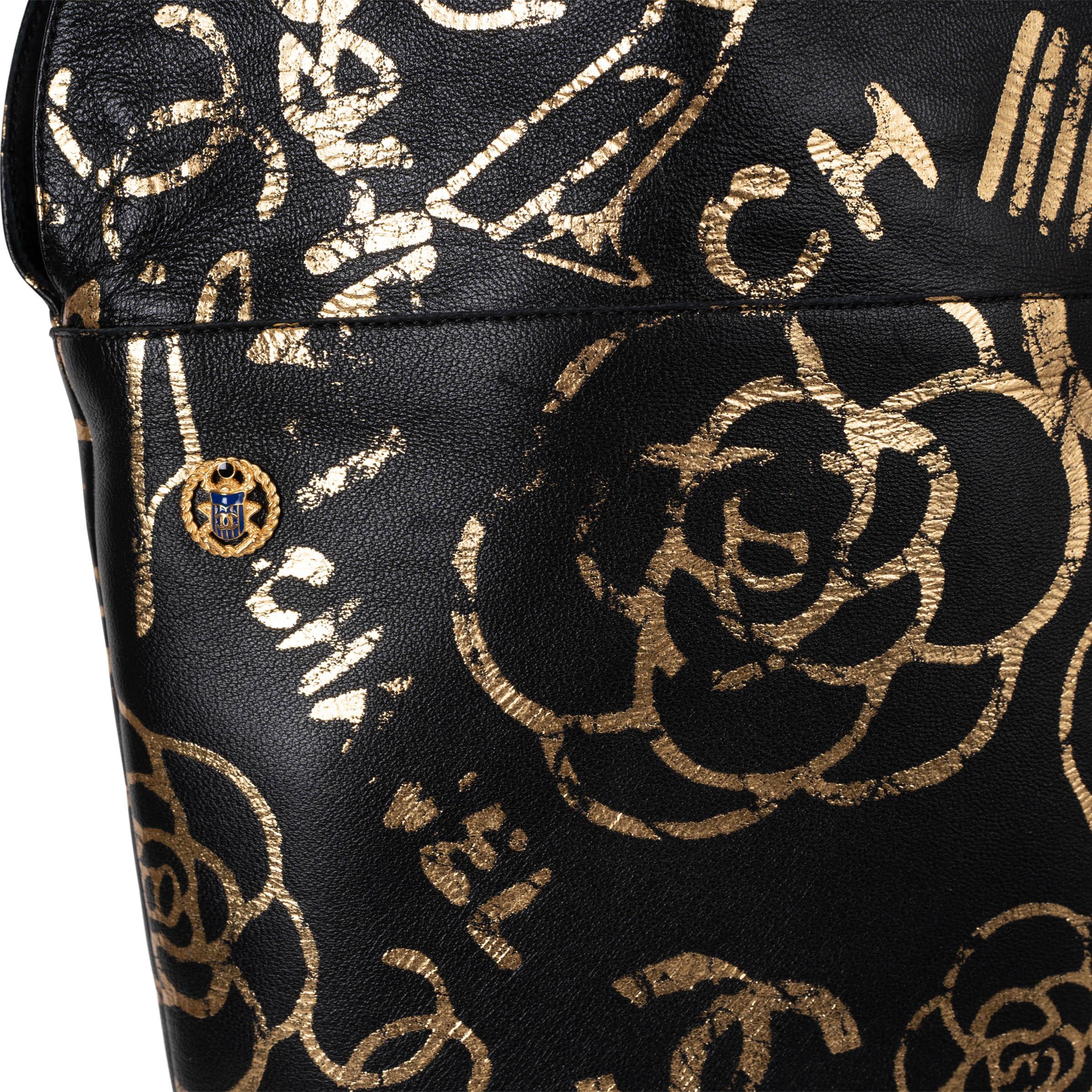 CHANEL cuir noir et or 19A NEW YORK GRAFFITI OVERKNEE Bottes Chaussures 41 en vente 4