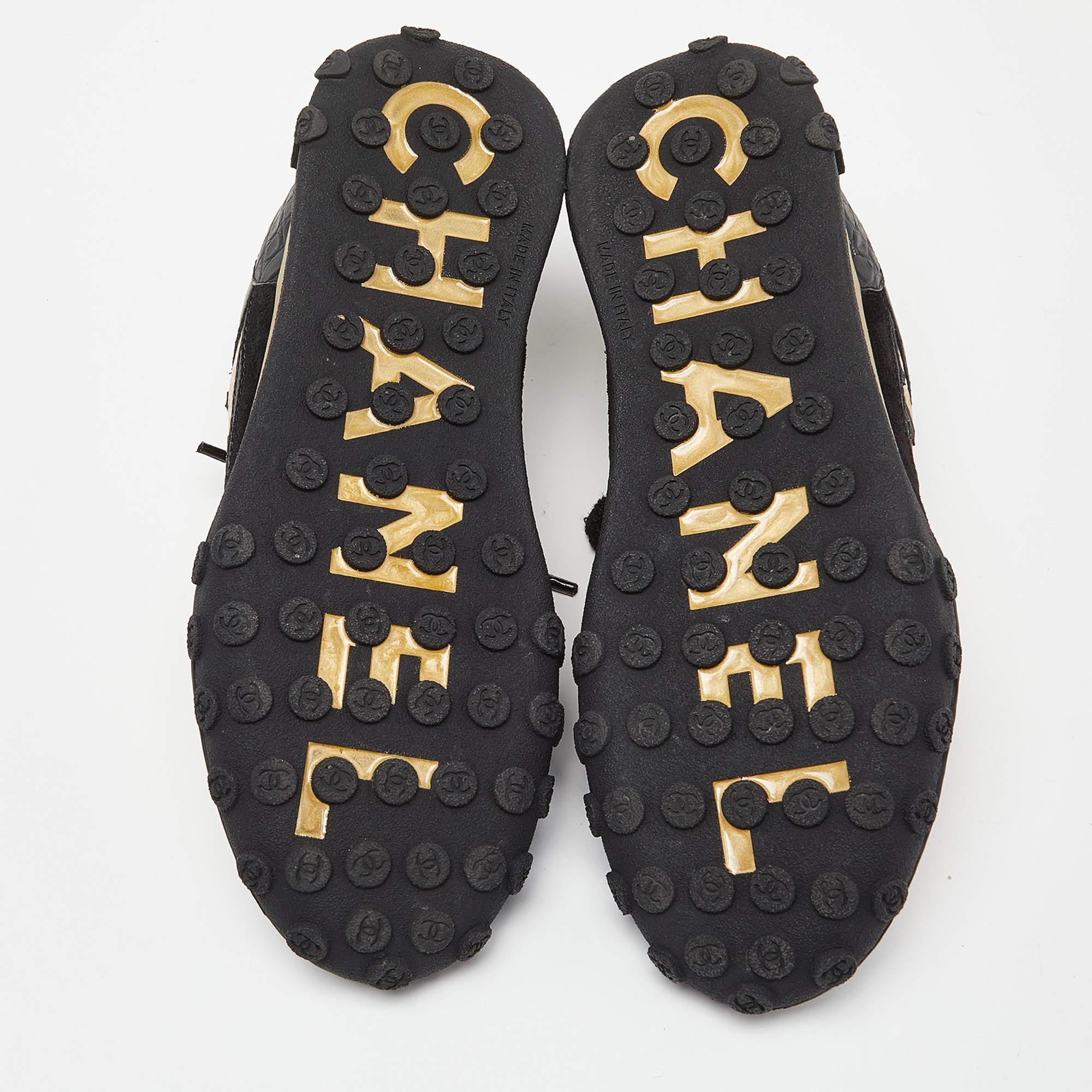 Chanel Black/Gold Leather and Suede CC Low-Top Sneakers Size 37 For Sale 2