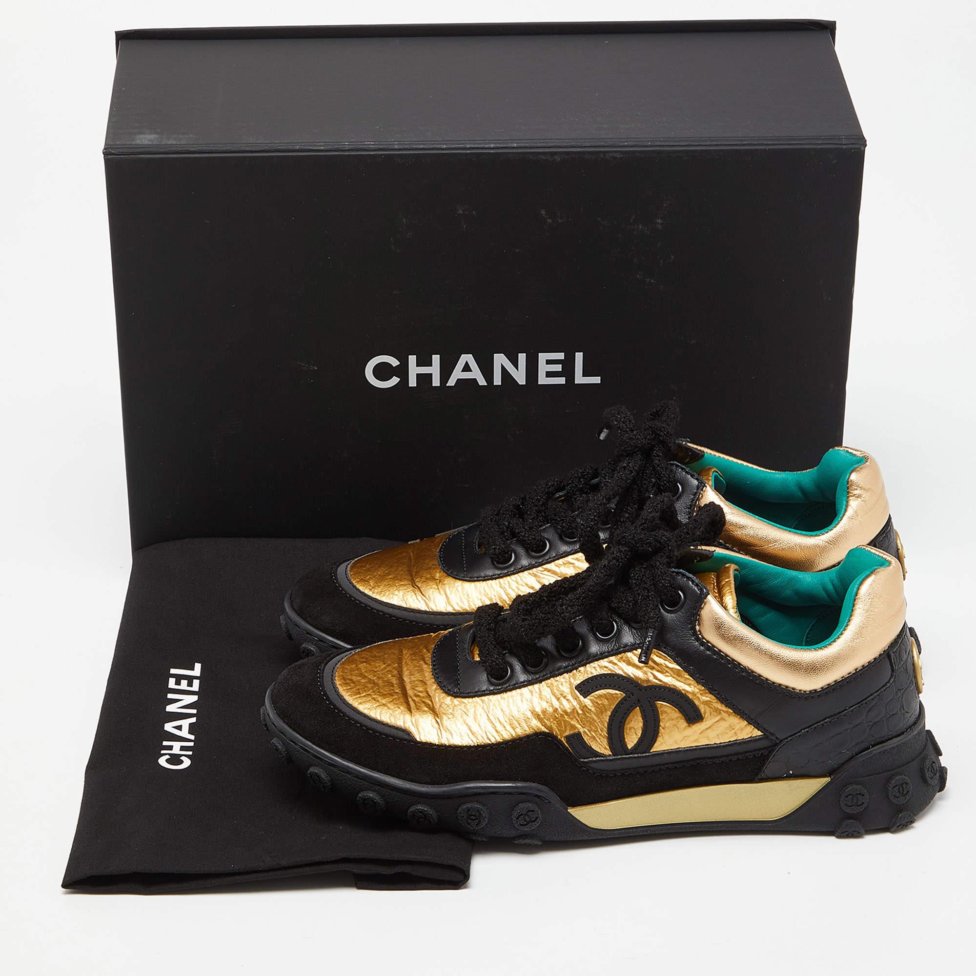 Chanel Black/Gold Leather and Suede CC Low-Top Sneakers Size 37 For Sale 5