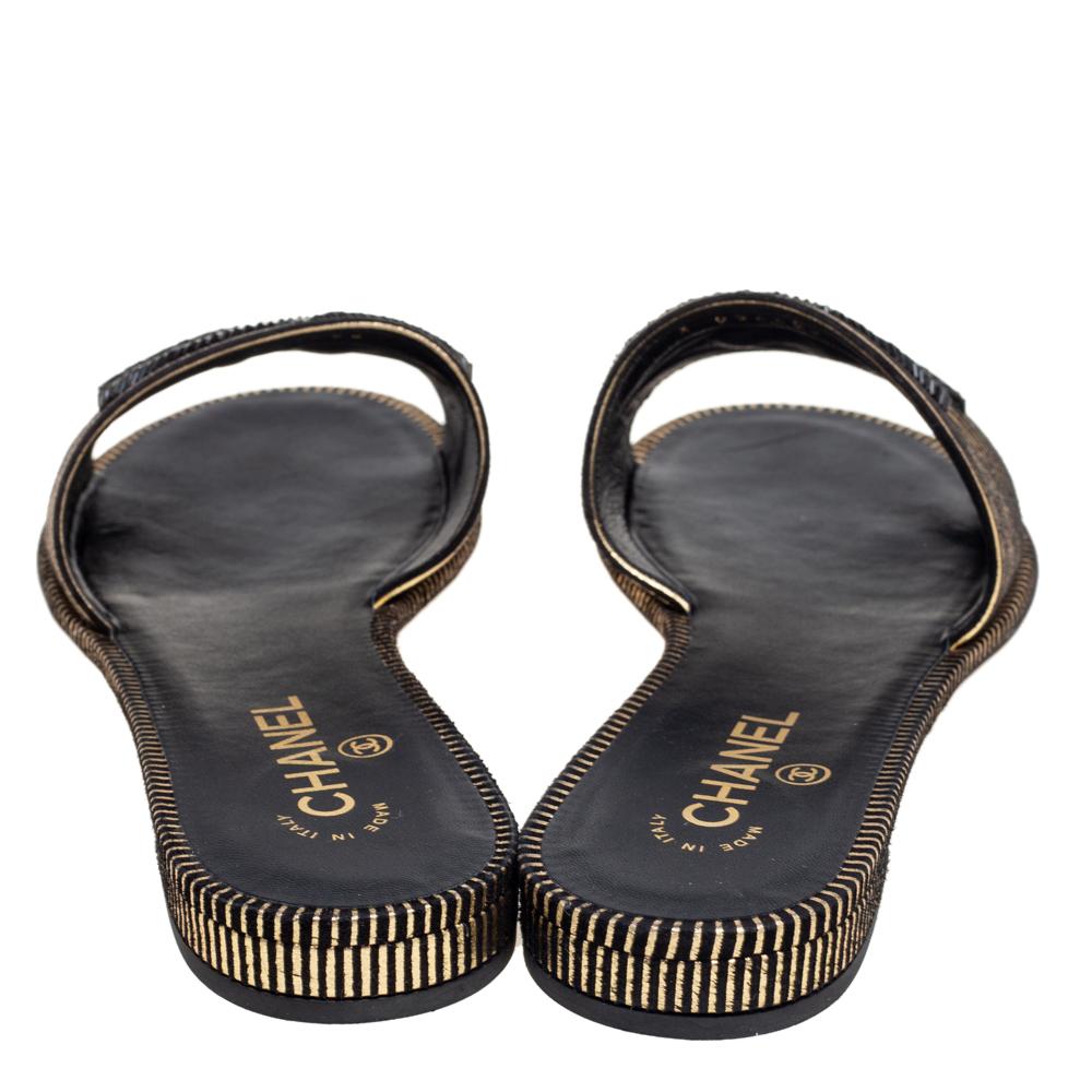 Chanel Black/Gold Leather Beaded CC Flat Slide Sandals Size 40.5 In Good Condition In Dubai, Al Qouz 2