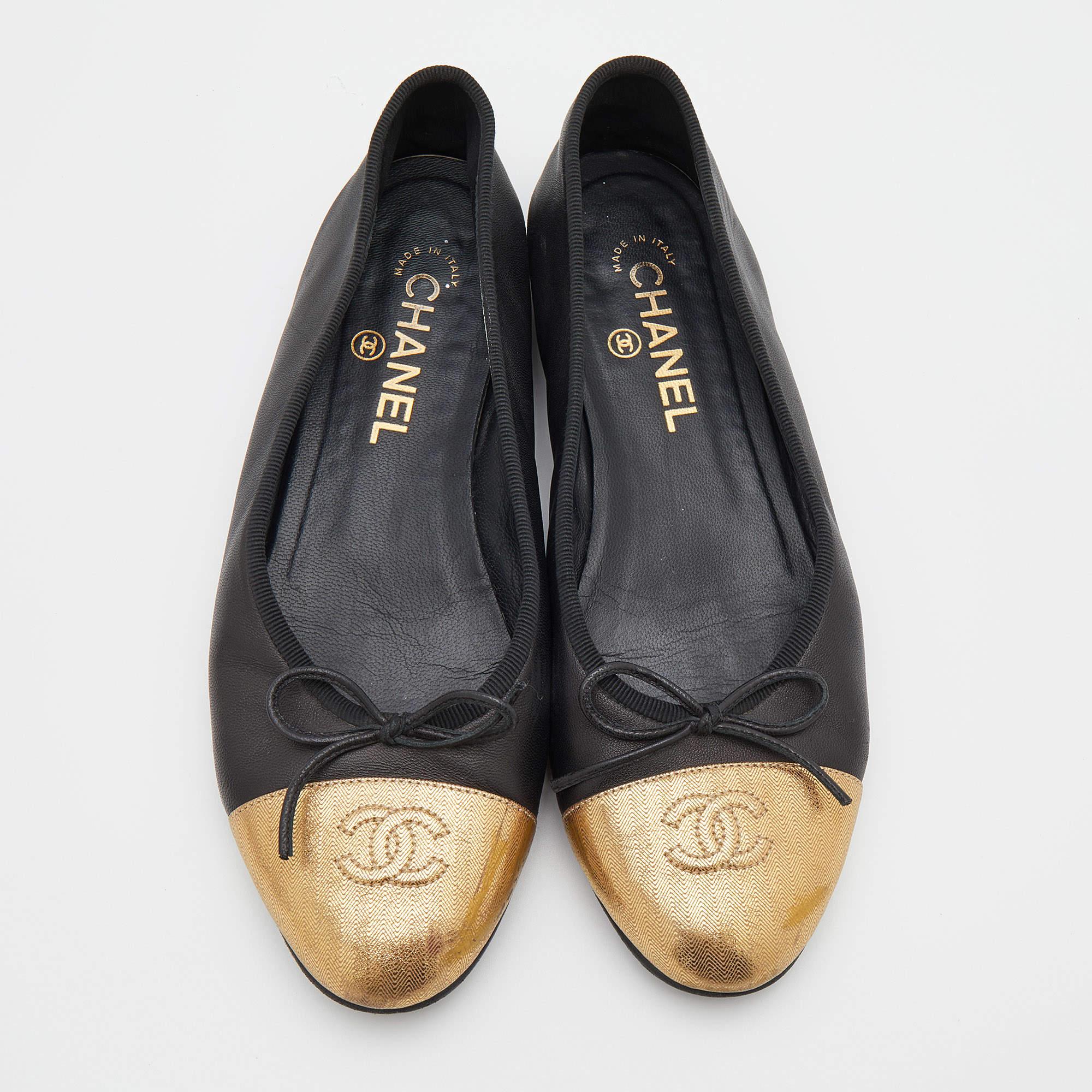 These classy Chanel ballet flats reflect the brand's dedication to flawless craftsmanship. They are made to fit snugly and be durable. Get the best of comfortable style with this pair.

Includes
Original Dustbag