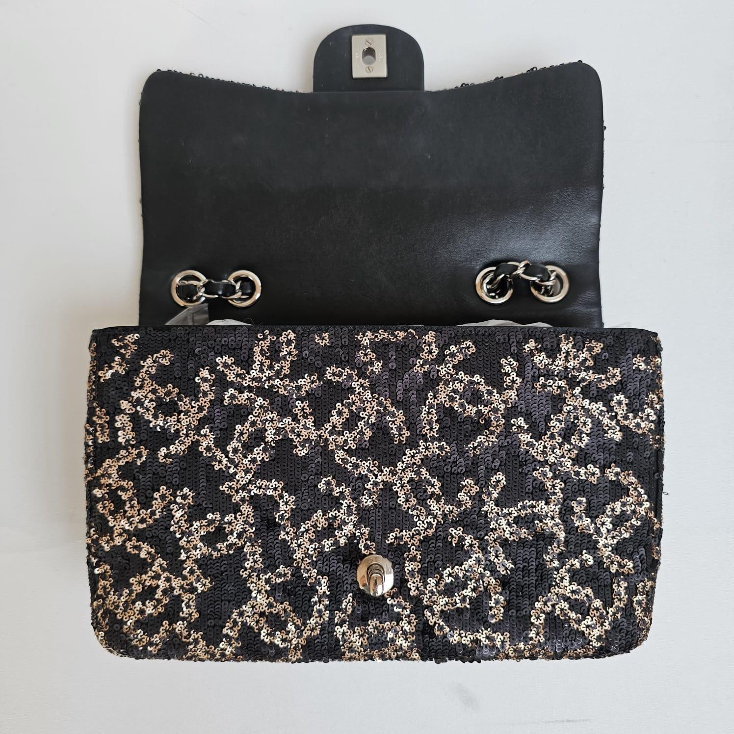 Chanel Black Gold Matte Sequin Medium Single Flap Bag In Good Condition For Sale In Jakarta, Daerah Khusus Ibukota Jakarta