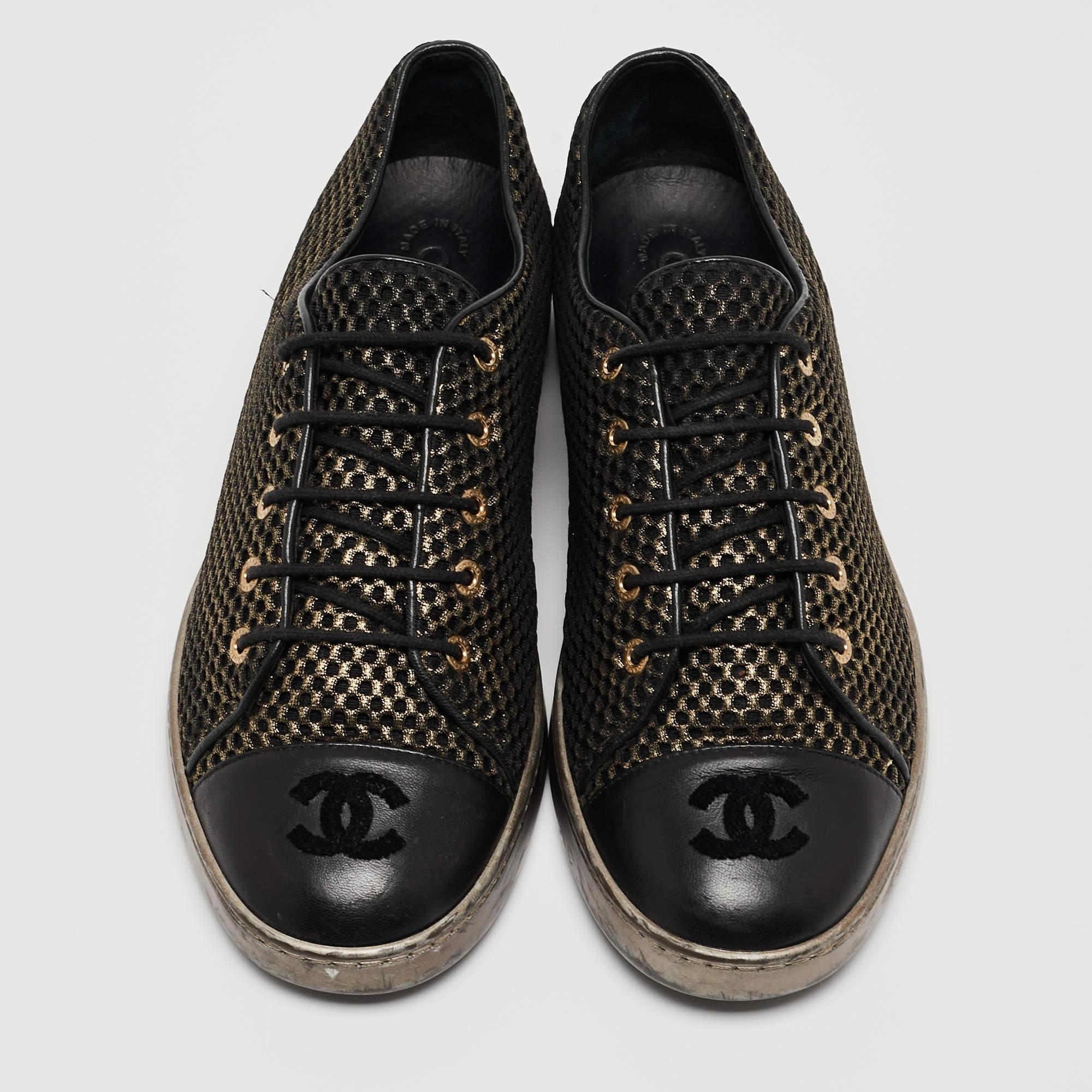 Chanel Black/Gold Mesh and Leather CC Cap Toe Lace Up Sneakers Size 40 In Good Condition For Sale In Dubai, Al Qouz 2